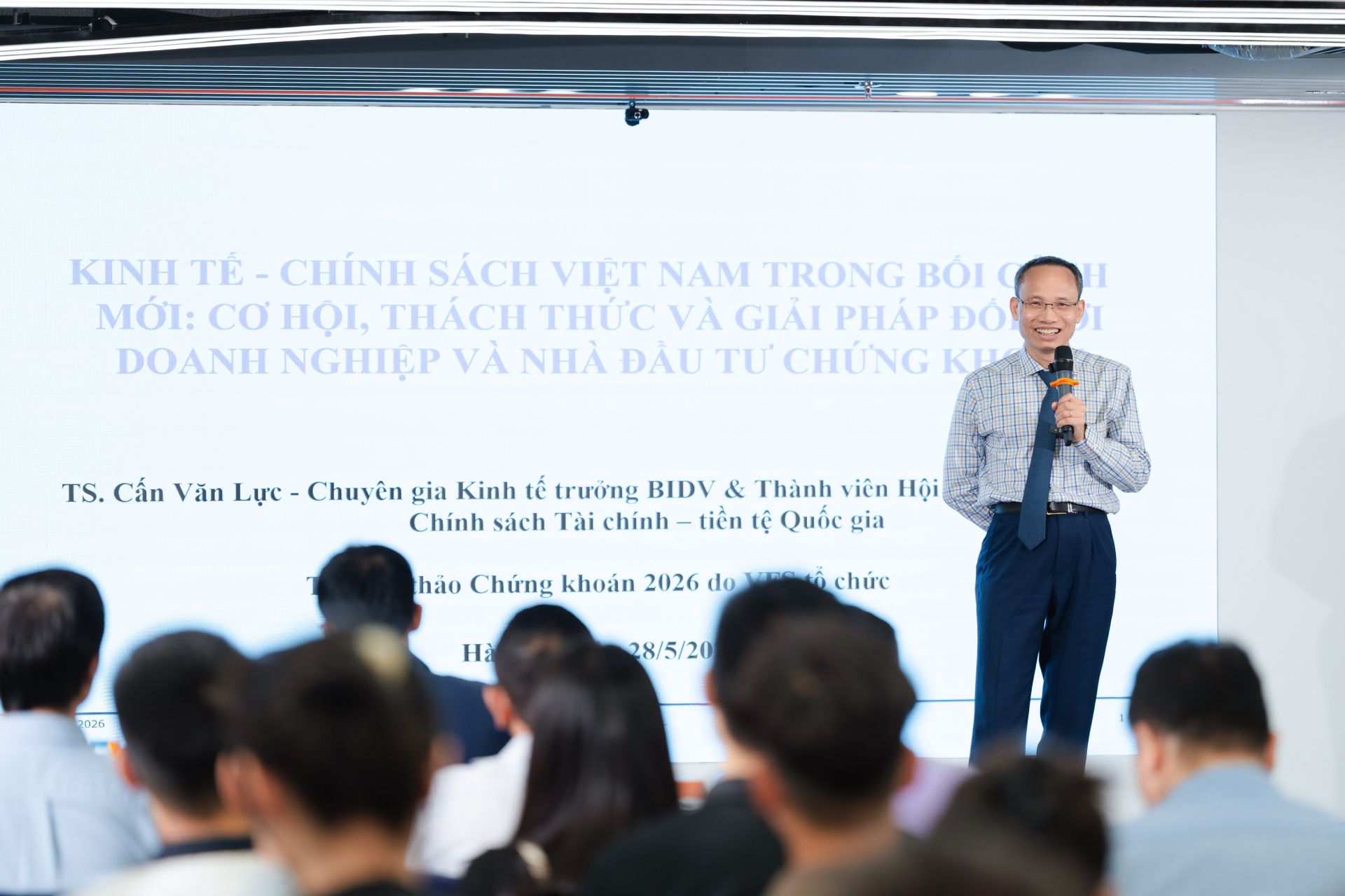 TS. Cấn Văn Lực &ndash; Chuy&ecirc;n gia Kinh tế trưởng v&agrave; Gi&aacute;m đốc viện đ&agrave;o tạo, nghi&ecirc;n cứu BIDV