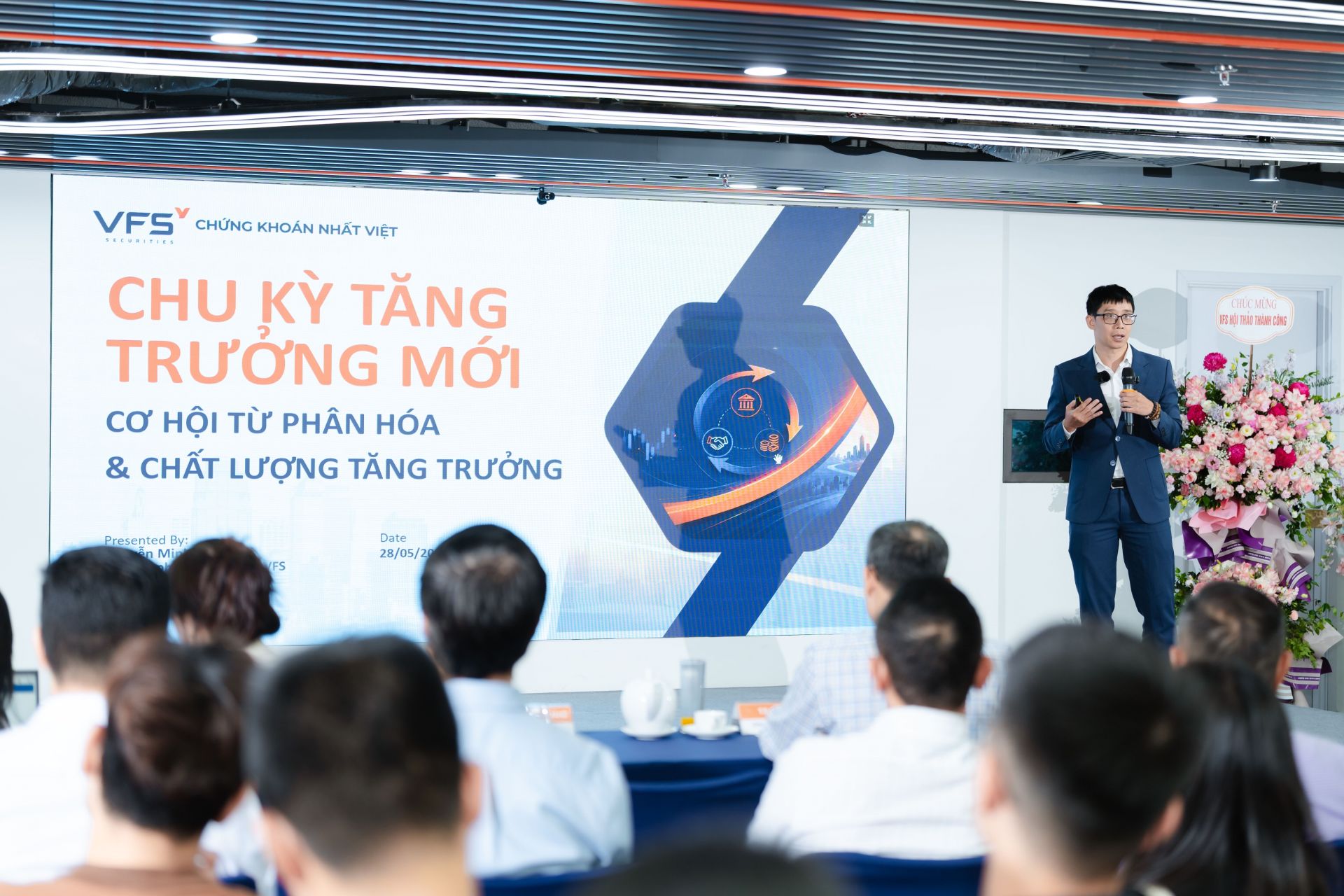 &Ocirc;ng Nguyễn Minh Ho&agrave;ng &ndash; Gi&aacute;m đốc ph&ograve;ng Ph&acirc;n t&iacute;ch C&ocirc;ng ty Cổ phần Chứng kho&aacute;n Nhất Việt (VFS)