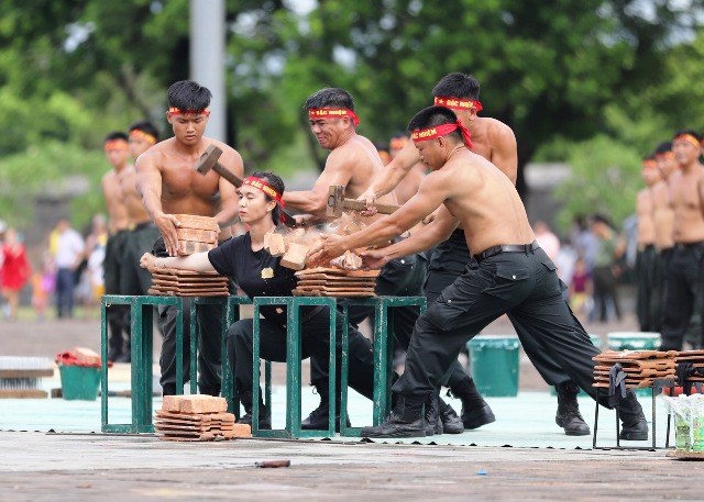 Lực lượng CAND biểu diễn v&otilde; thuật tại cuộc Thi điều lệnh