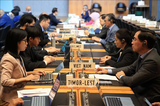 C&aacute;c th&agrave;nh vi&ecirc;n của Ph&aacute;i đo&agrave;n thường trực Việt Nam tại Geneva tham gia sự kiện. Ảnh: Anh Hiển/PV TTXVN tại Thụy Sĩ