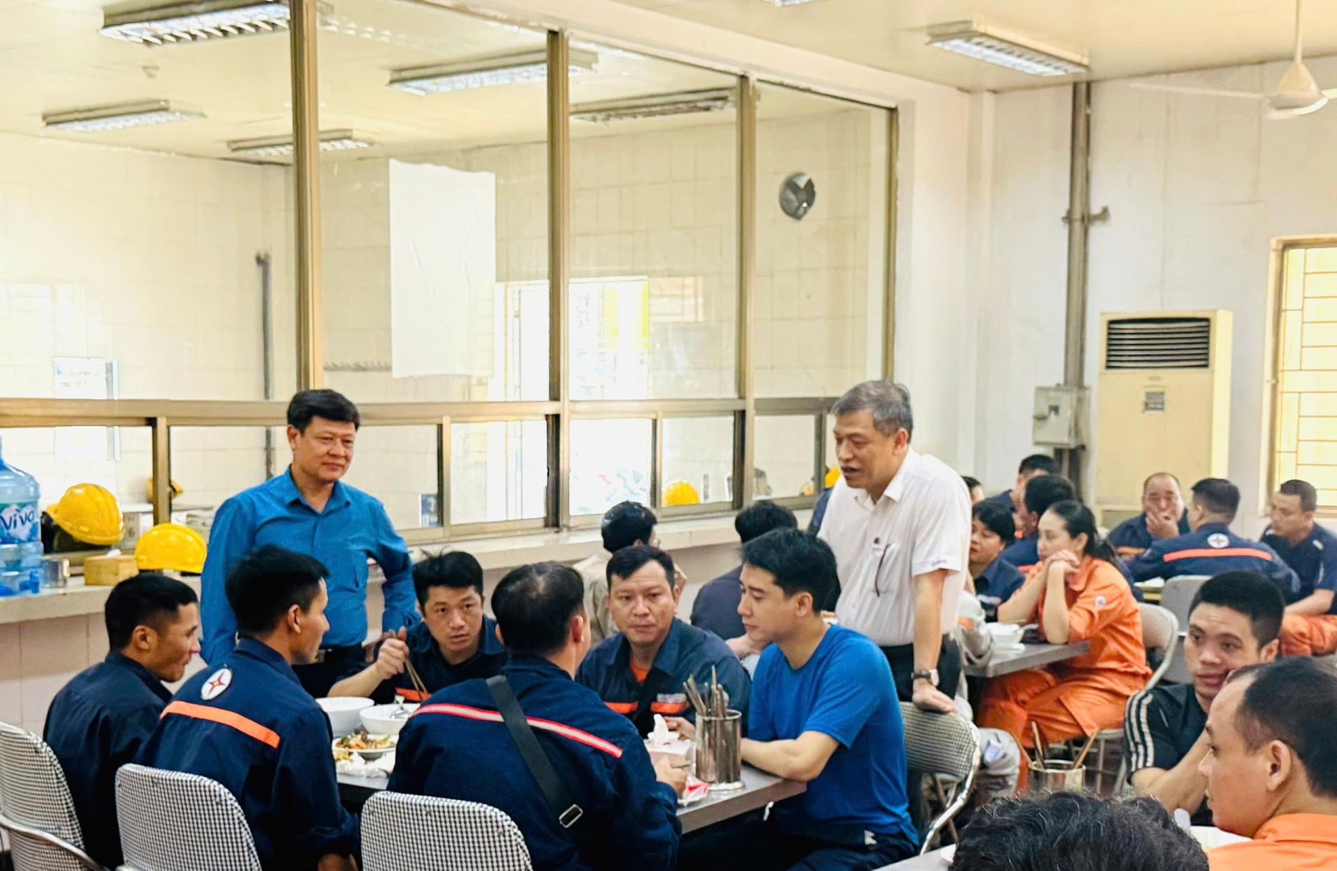 L&atilde;nh đạo Chuy&ecirc;n m&ocirc;n v&agrave; C&ocirc;ng đo&agrave;n thăm hỏi, động vi&ecirc;n CBCNV tại chương tr&igrave;nh &ldquo;Bữa cơm C&ocirc;ng đo&agrave;n&rdquo;