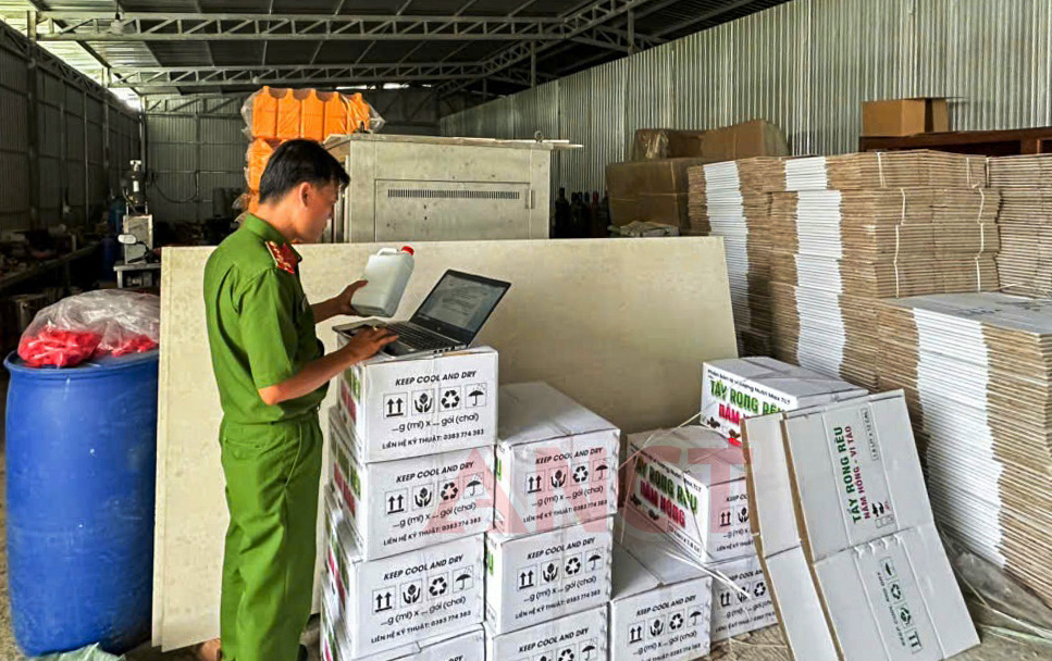 Cơ quan chức năng tiến h&agrave;nh kiểm tra kho ph&acirc;n b&oacute;n c&oacute; dấu hiệu sản xuất kinh doanh ph&acirc;n b&oacute;n tr&aacute;i ph&aacute;p luật