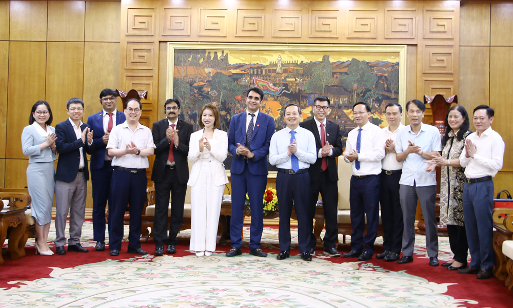 Đại diện đo&agrave;n c&ocirc;ng t&aacute;c chụp ảnh lưu niệm với l&atilde;nh đạo tỉnh Bắc Ninh.