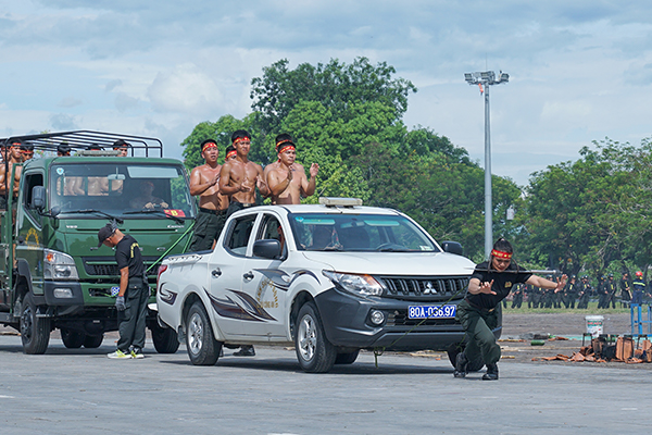 Biểu diễn k&eacute;o xe tại cuộc thi điều lệnh