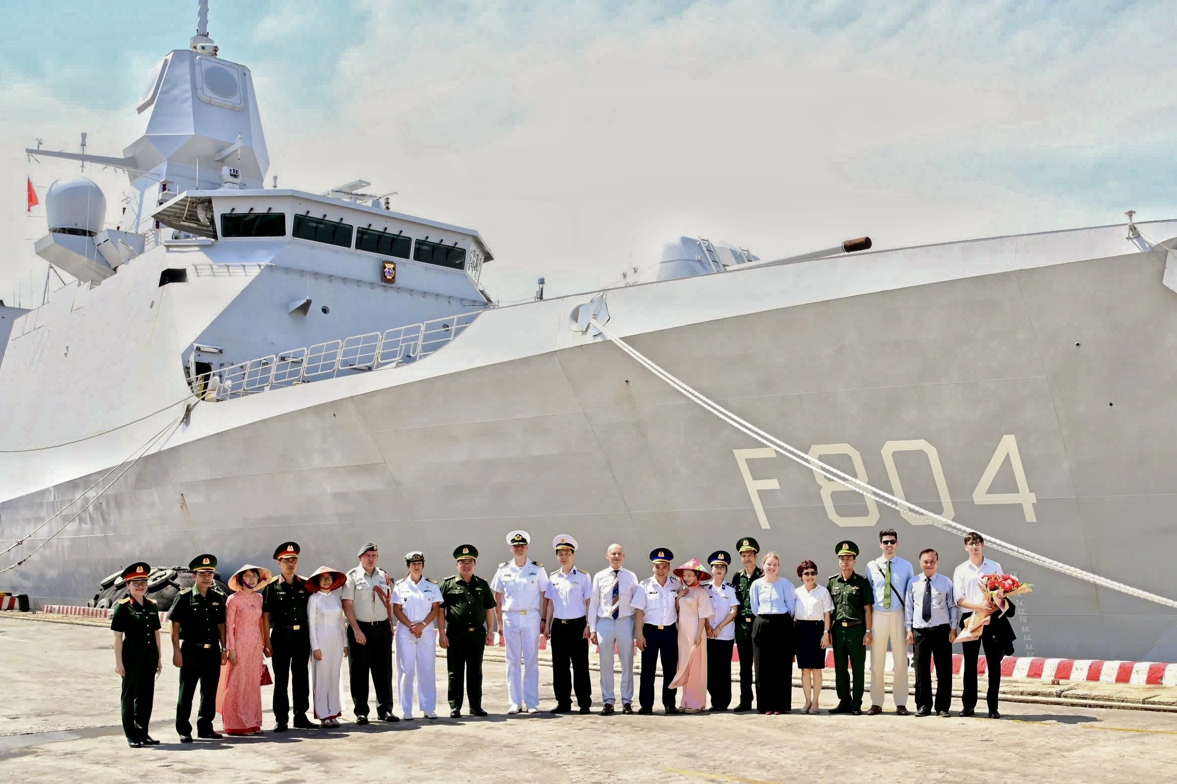 Lễ đón chính thức tàu Hải quân Hoàng gia Hà Lan HNLMS De Ruyter đã được tổ chức trọng thể tại Cảng Tân Vũ. Lễ đón chính thức tàu Hải quân Hoàng gia Hà Lan HNLMS De Ruyter đã được tổ chức trọng thể tại Cảng Tân Vũ.