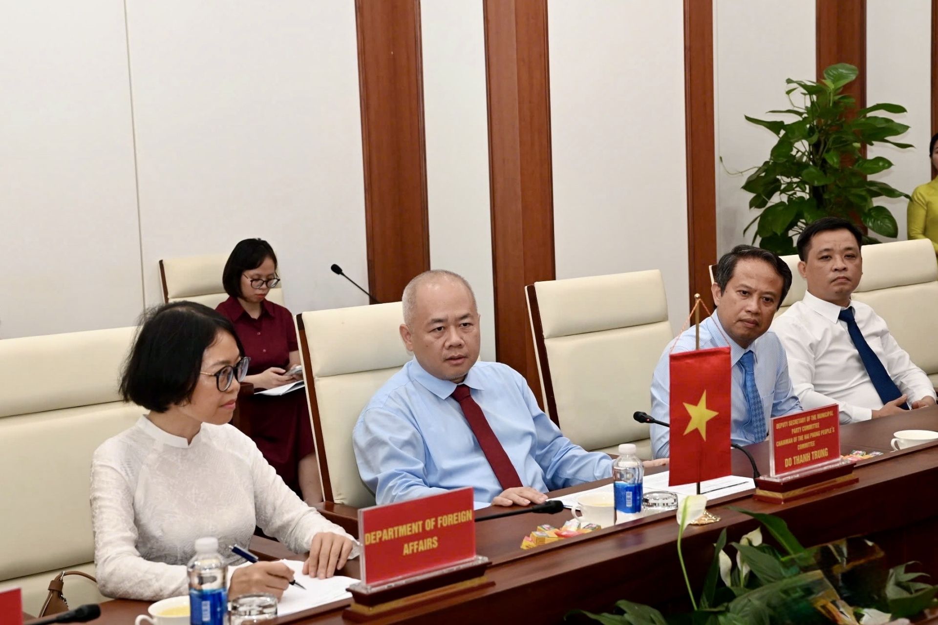 Chủ tịch UBND thành phố Đỗ Thành Trung dành thời gian trao đổi về các triển vọng hợp tác hàng hải song phương. Chủ tịch UBND thành phố Đỗ Thành Trung dành thời gian trao đổi về các triển vọng hợp tác hàng hải song phương.
