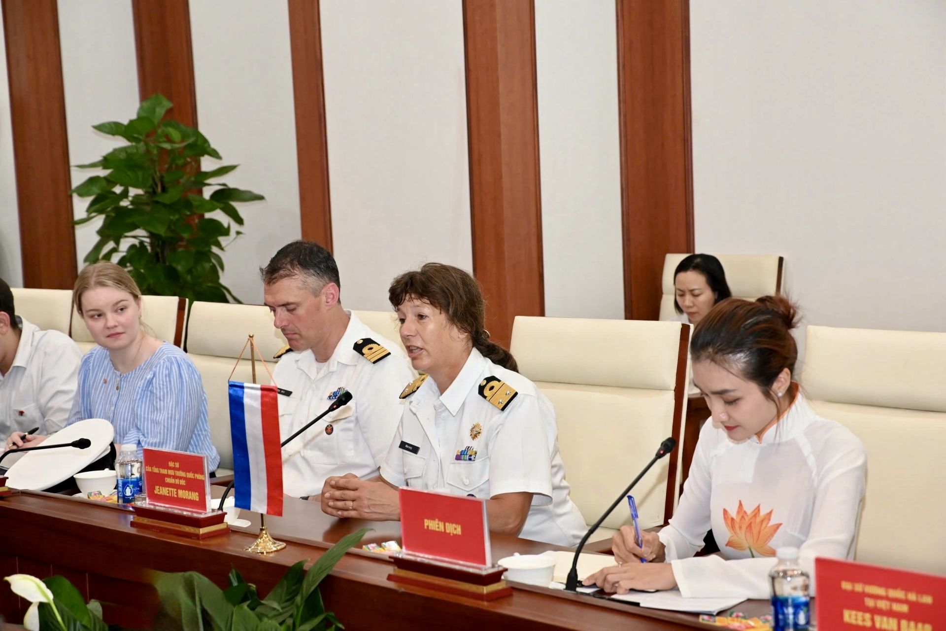 Chuẩn Đô đốc Jeanette Morang chia sẻ tầm quan trọng của việc duy trì an ninh hàng hải và thúc đẩy tự do thương mại. Chuẩn Đô đốc Jeanette Morang chia sẻ tầm quan trọng của việc duy trì an ninh hàng hải và thúc đẩy tự do thương mại.