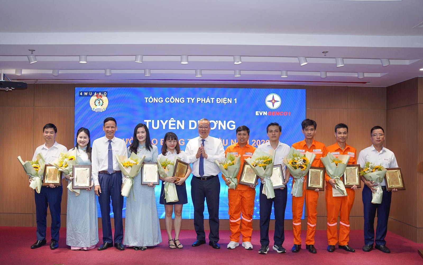 Tổng gi&aacute;m đốc EVNGENCO1 L&ecirc; Hải Đăng v&agrave; Chủ tịch C&ocirc;ng đo&agrave;n EVNGENCO1 Trần Do&atilde;n Th&agrave;nh trao biểu trưng cho c&aacute;c c&aacute; nh&acirc;n l&agrave; Người lao động ti&ecirc;u biểu năm 2026