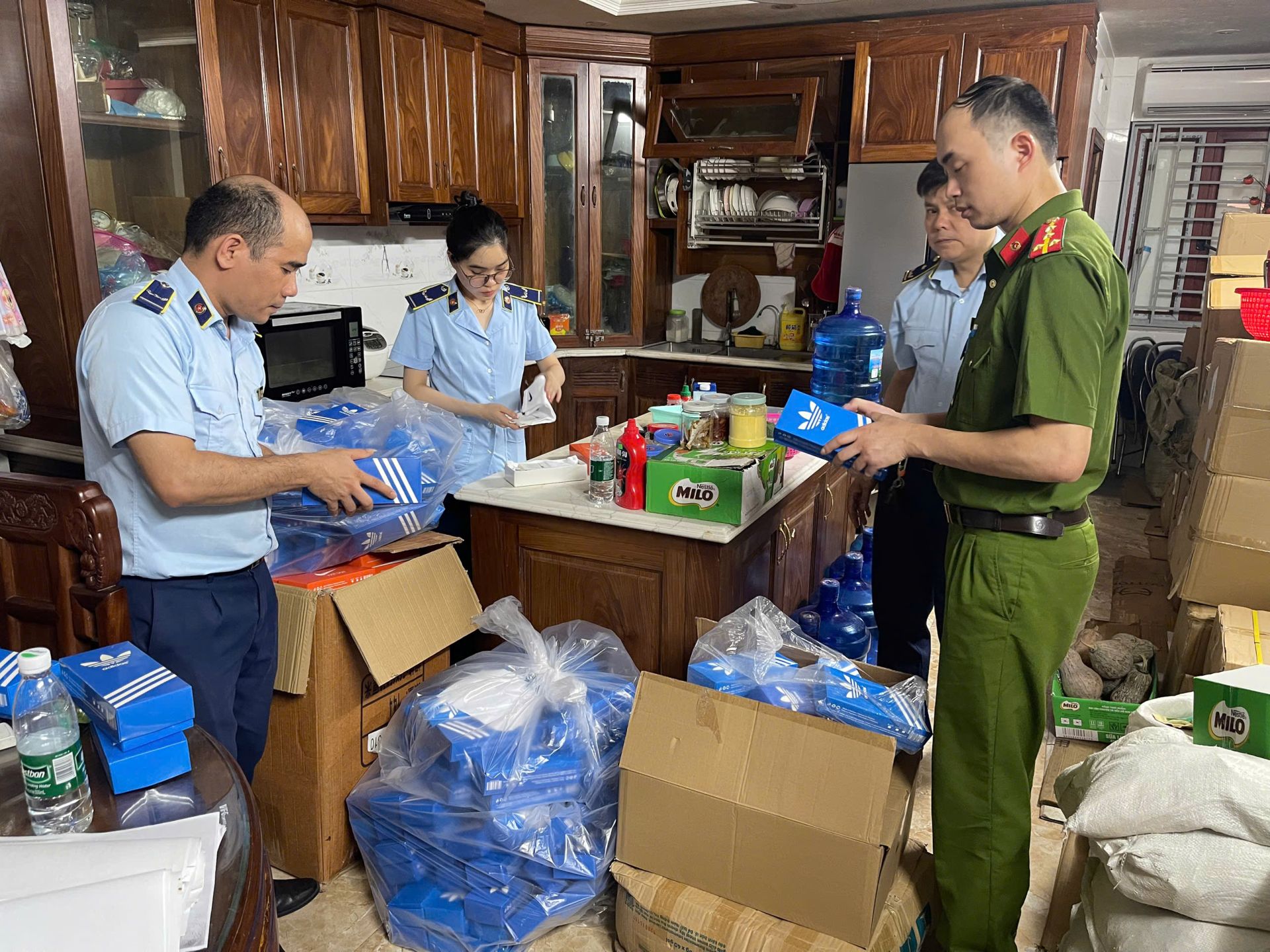 Lạng Sơn tạm giữ hàng chục nghìn sản phẩm hàng hóa có dấu hiệu giả mạo