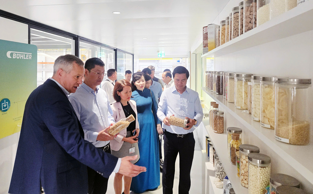 Ngài Thomas Widmerp giới thiệu các sản phẩm được sản xuất từ dây chuyền công nghệ của Tập đoàn. Ngài Thomas Widmerp giới thiệu các sản phẩm được sản xuất từ dây chuyền công nghệ của Tập đoàn.