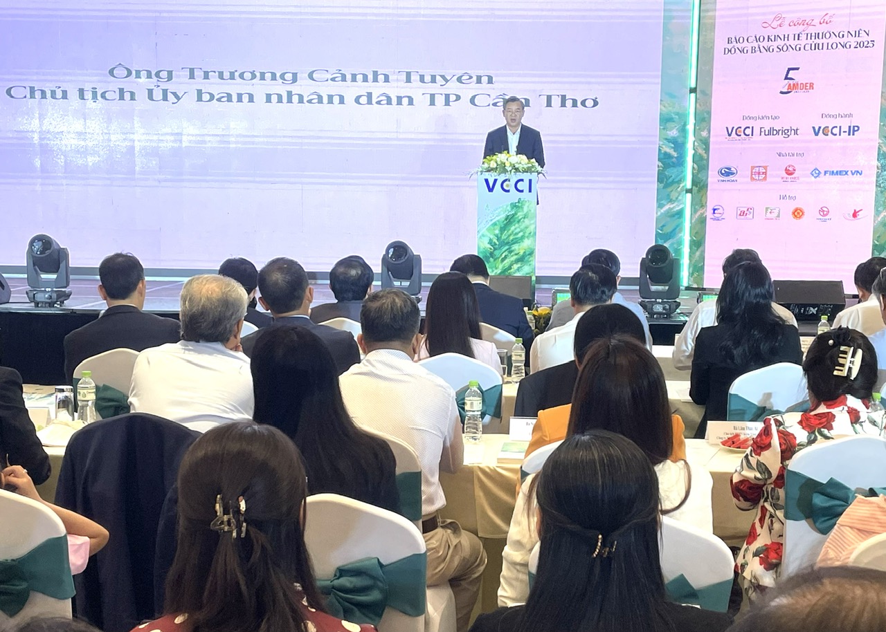 Quang cảnh Lễ Công bố Báo cáo Kinh tế thường niên ĐBSCL năm 2025 (Trong ảnh Chủ tịch UBND TP. Cần Thơ Trương Cảnh Tuyên, phát biểu) Quang cảnh Lễ Công bố Báo cáo Kinh tế thường niên ĐBSCL năm 2025 (Trong ảnh Chủ tịch UBND TP. Cần Thơ Trương Cảnh Tuyên, phát biểu)