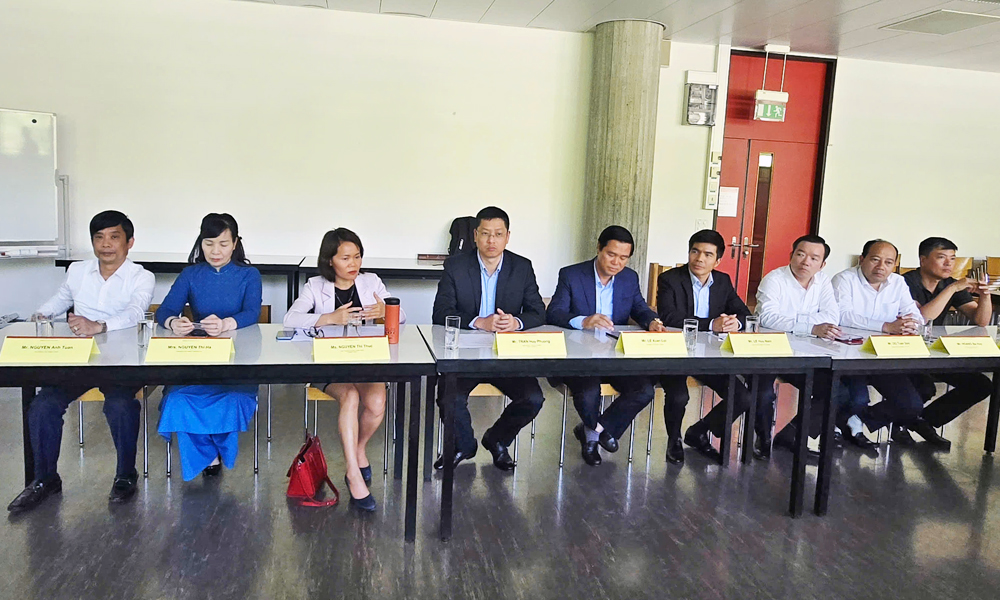 Các đồng chí lãnh đạo tỉnh tham gia tọa đàm khoa học với các giảng viên của Trường Đại học Zurich. Các đồng chí lãnh đạo tỉnh tham gia tọa đàm khoa học với các giảng viên của Trường Đại học Zurich.