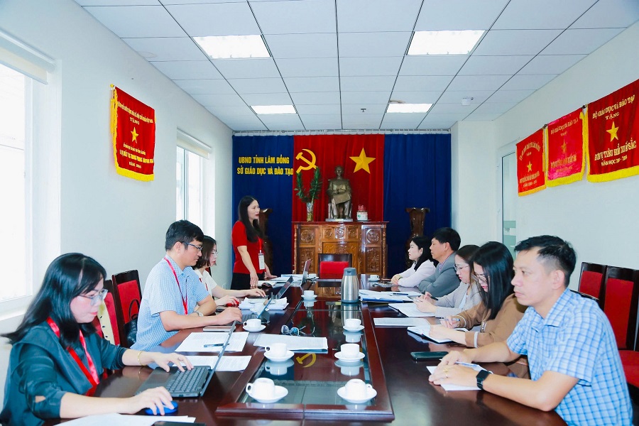 Quang cảnh tại buổi l&agrave;m việc