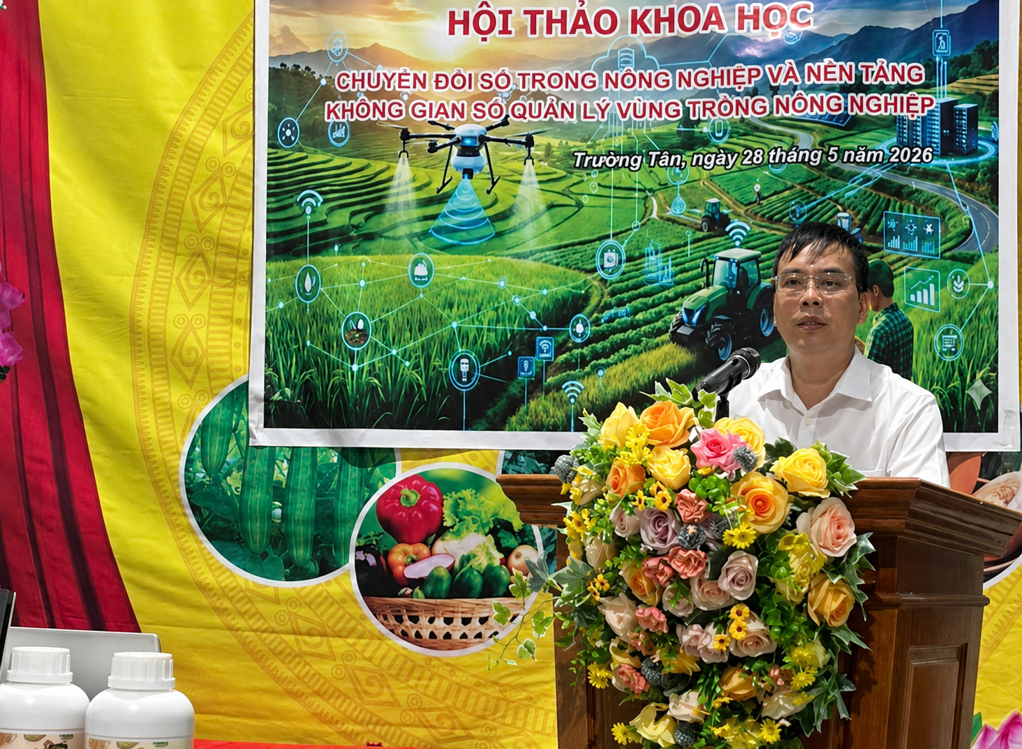 Đồng ch&iacute; Vũ Văn T&acirc;n, Ph&oacute; Gi&aacute;m đốc Trung t&acirc;m Đổi mới s&aacute;ng tạo v&agrave; Ứng dụng khoa học - c&ocirc;ng nghệ Hải Ph&ograve;ng ph&aacute;t biểu tại hội thảo.