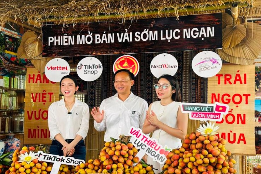 Sự tham gia của l&atilde;nh đạo c&aacute;c cơ quan quản l&yacute; nh&agrave; nước v&agrave; c&aacute;c nh&agrave; s&aacute;ng tạo nội dung đ&atilde; mở ra một hướng đi mới trong ti&ecirc;u thụ h&agrave;ng h&oacute;a, g&oacute;p phần củng cố niềm tin ti&ecirc;u d&ugrave;ng. Ảnh: Hạnh L&ecirc;