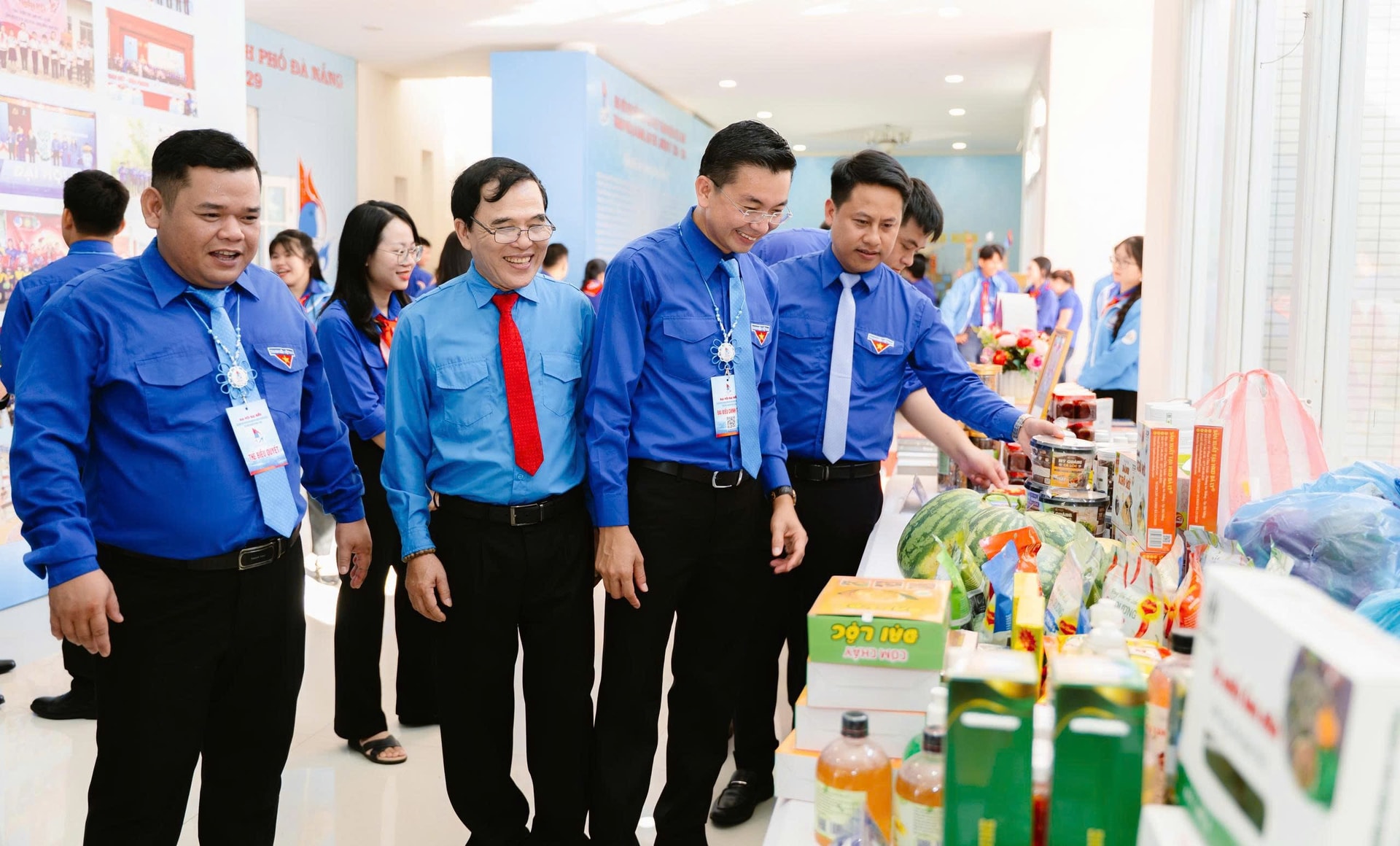 C&aacute;c đại biểu tham quan c&aacute;c gian h&agrave;ng tại triển l&atilde;m. (Ảnh: baodanang.vn)