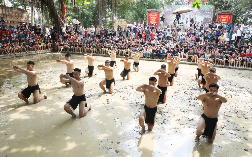 C&aacute;c &ldquo;qu&acirc;n cầu&rdquo; thực hiện lễ cầu.