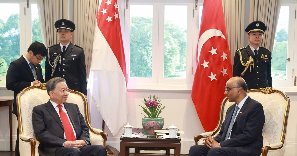 Trong chương tr&igrave;nh thăm ch&iacute;nh thức Singapore, ng&agrave;y 12/3/2025, Tổng B&iacute; thư T&ocirc; L&acirc;m hội kiến Tổng thống Singapore Tharman Shanmugaratnam. (Ảnh: TTXVN)