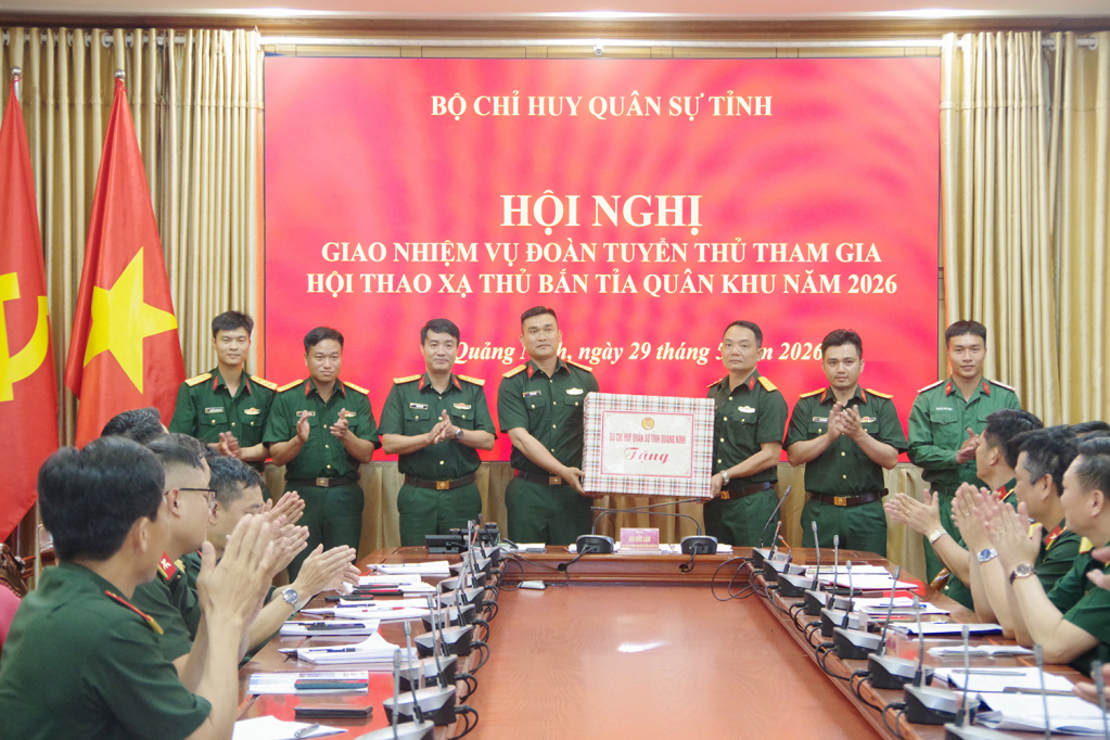 Đại t&aacute; B&ugrave;i Đức L&acirc;m, Ph&oacute; Chỉ huy trưởng, Tham mưu trưởng Bộ CHQS tỉnh, tặng qu&agrave; động vi&ecirc;n Đo&agrave;n tuyển thủ tham gia Hội thao xạ thủ bắn tỉa Qu&acirc;n khu 3 năm 2026