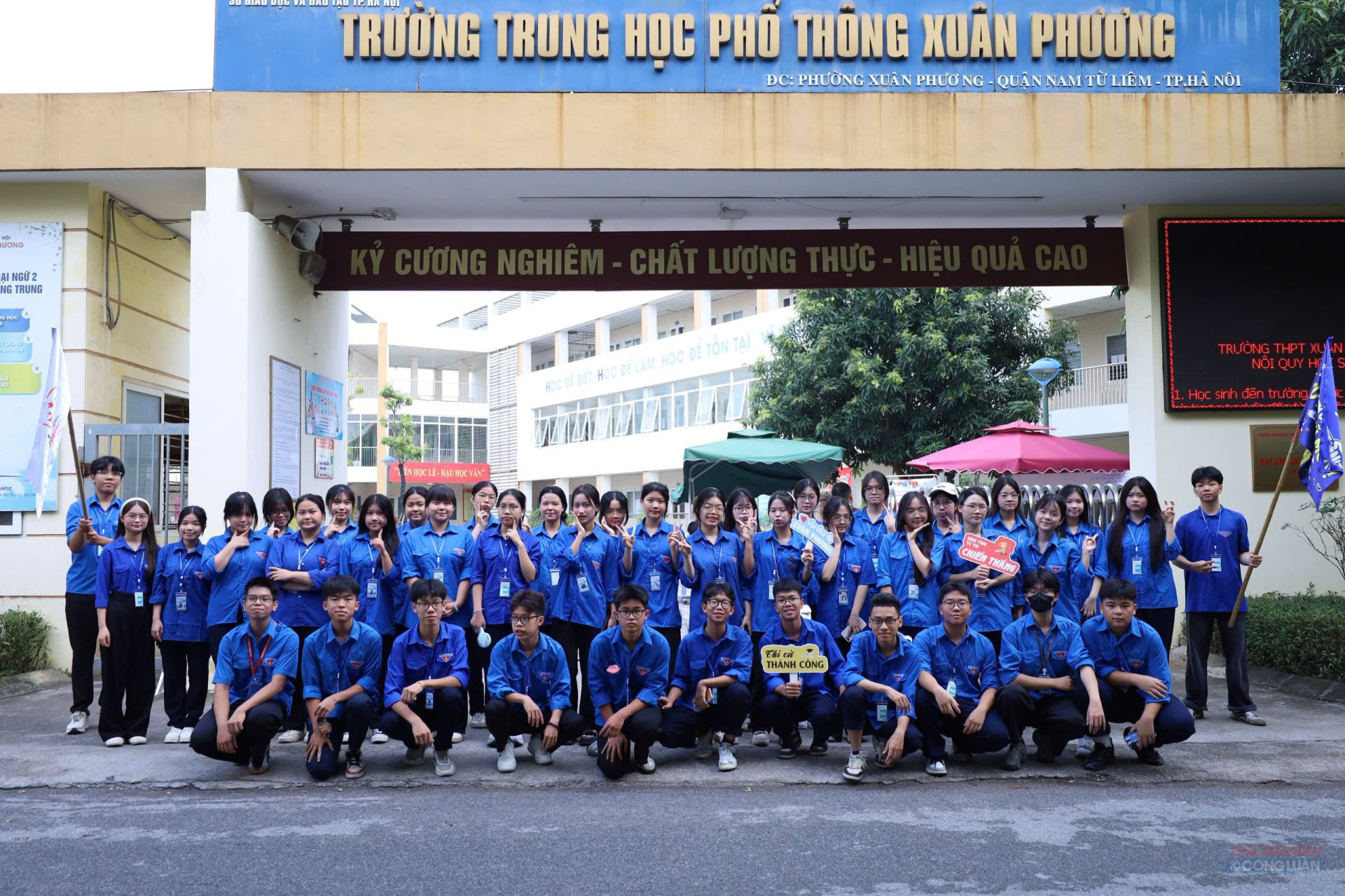 Trường THPT Xu&acirc;n Phương c&oacute; gần 50 học sinh t&igrave;nh nguyện tham gia hỗ trợ th&iacute; sinh tại điểm thi n&agrave;y.