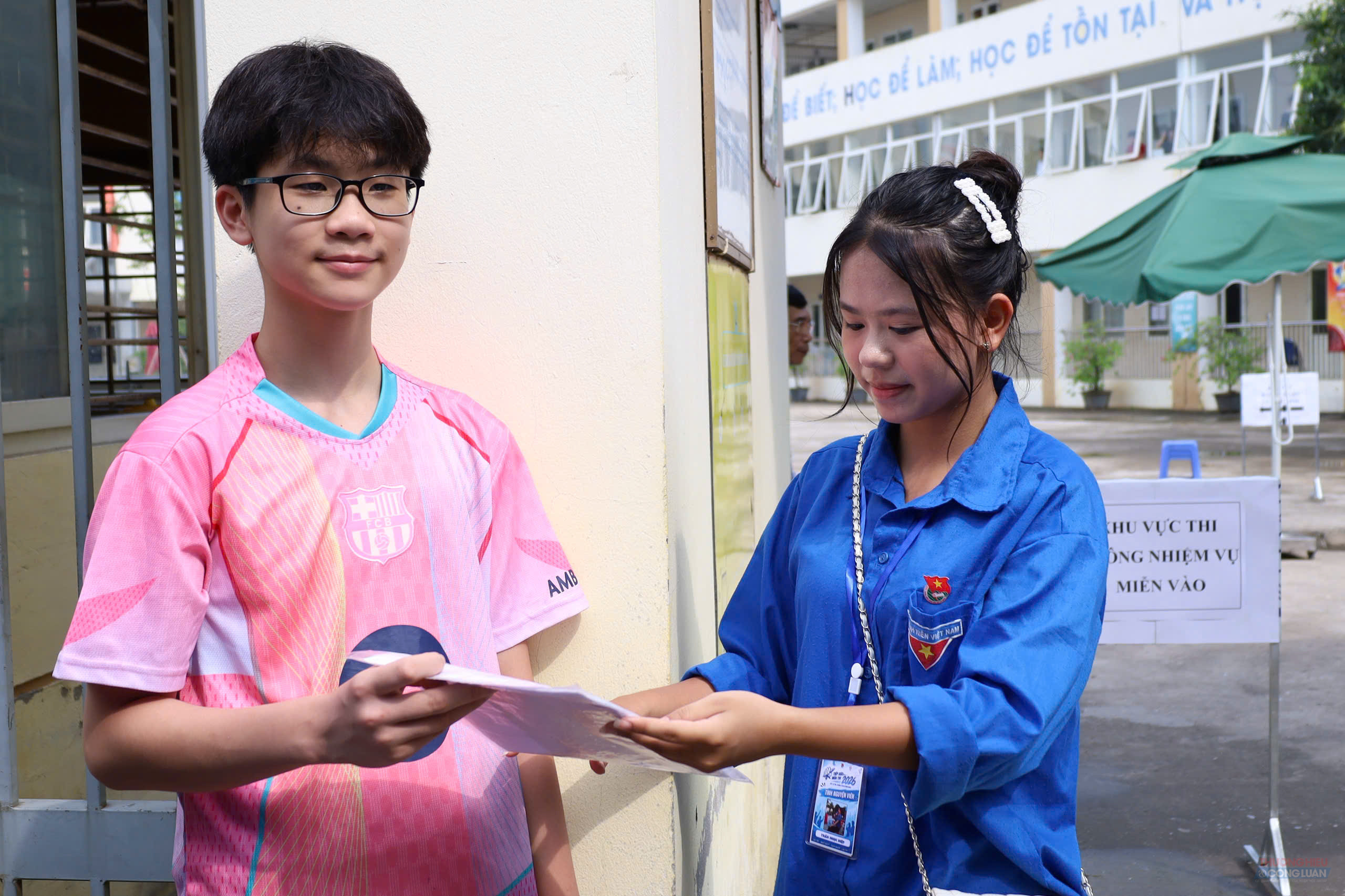 Th&iacute; sinh Nguyễn Tr&iacute; Dũng (học sinh trường THCS Nghĩa T&acirc;n) c&oacute; mặt tại điểm thi từ rất sớm.