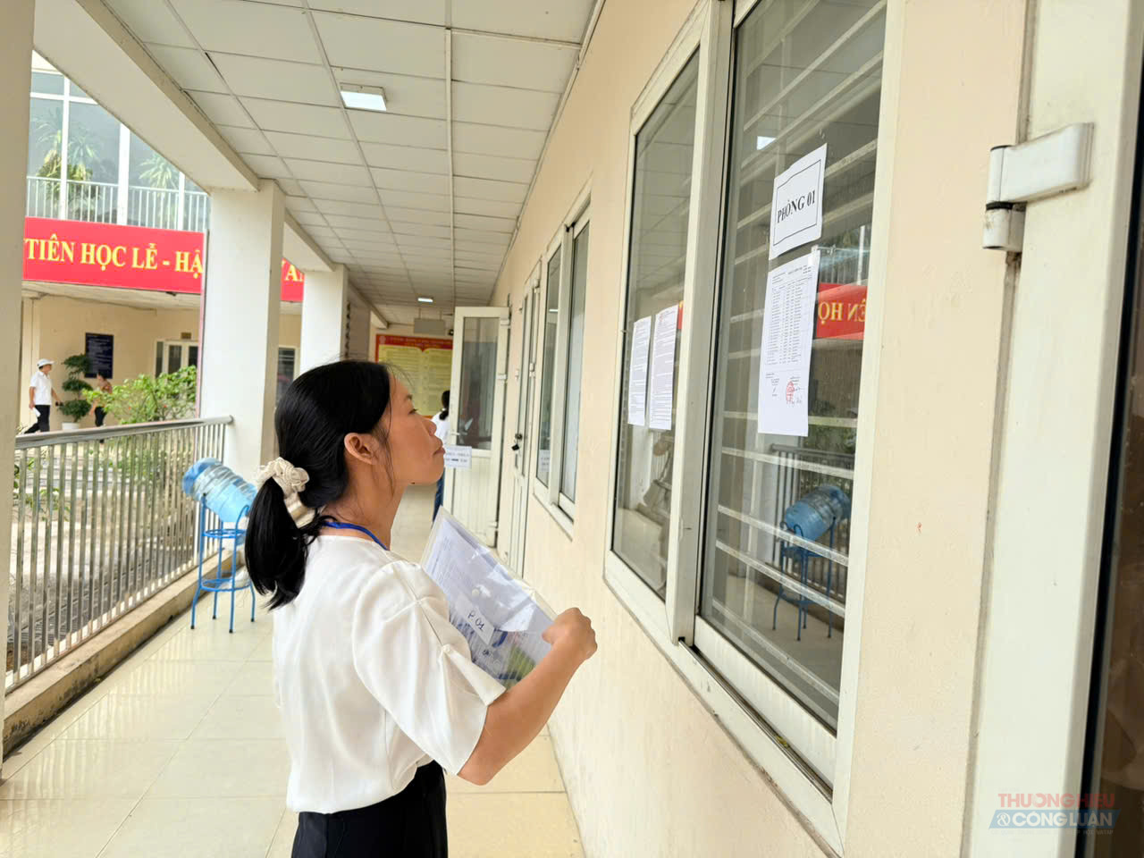Gi&aacute;m thị ph&ograve;ng thi số 1 tại điểm Trường THPT Xu&acirc;n Phương kiểm tra lại c&aacute;c th&ocirc;ng tin trước giờ phổ biến quy chế.