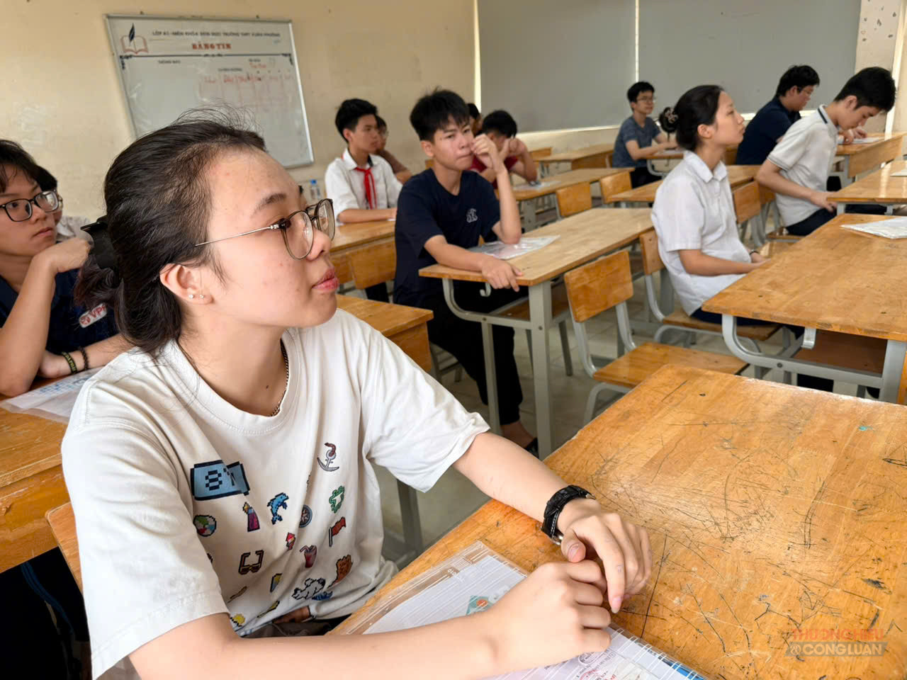 Hình ảnh thí sinh làm thủ tục dự thi vào lớp 10 tại Hà Nội