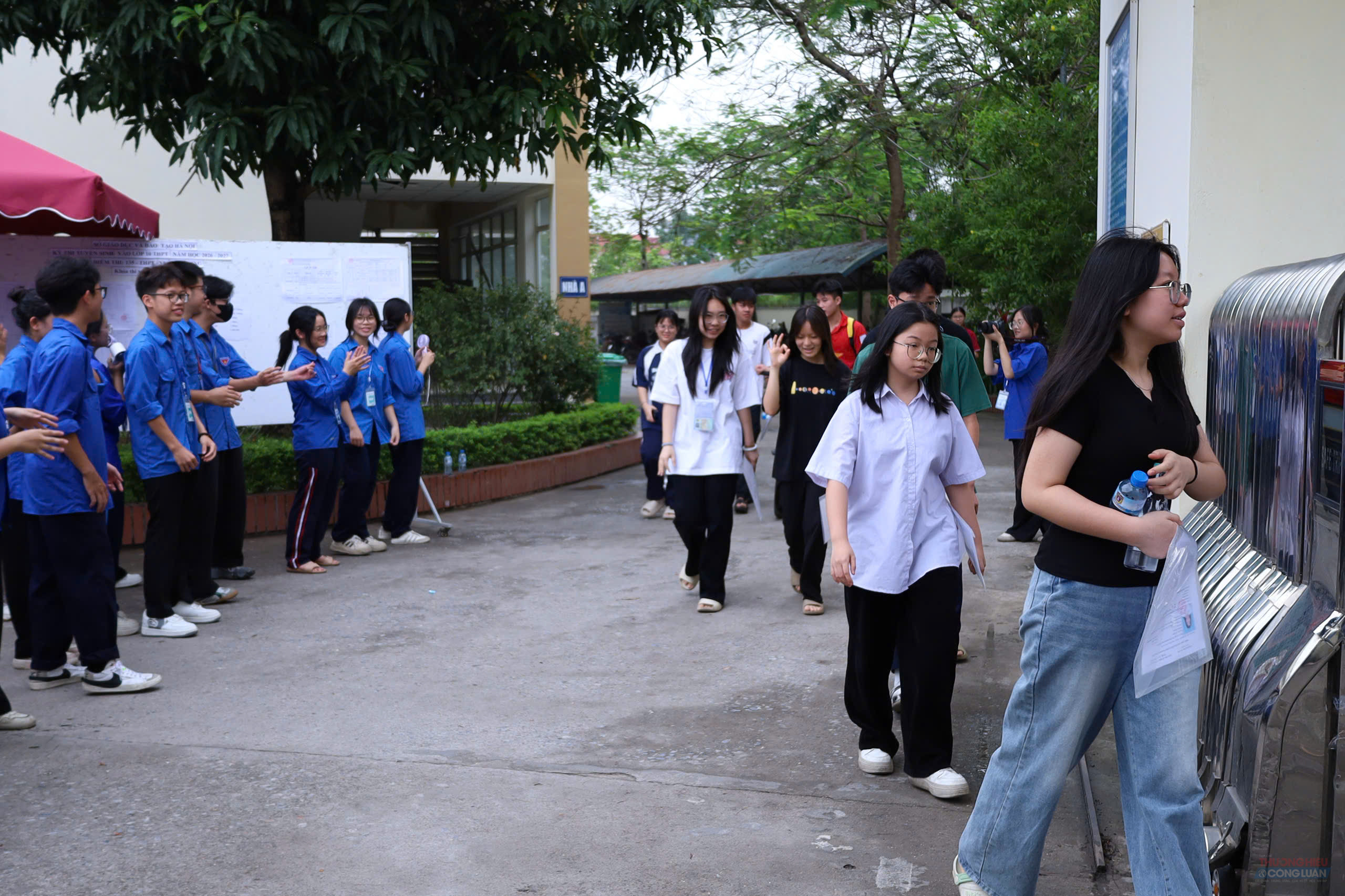 Sau khi nghe phổ biến quy chế, th&iacute; sinh ra về.