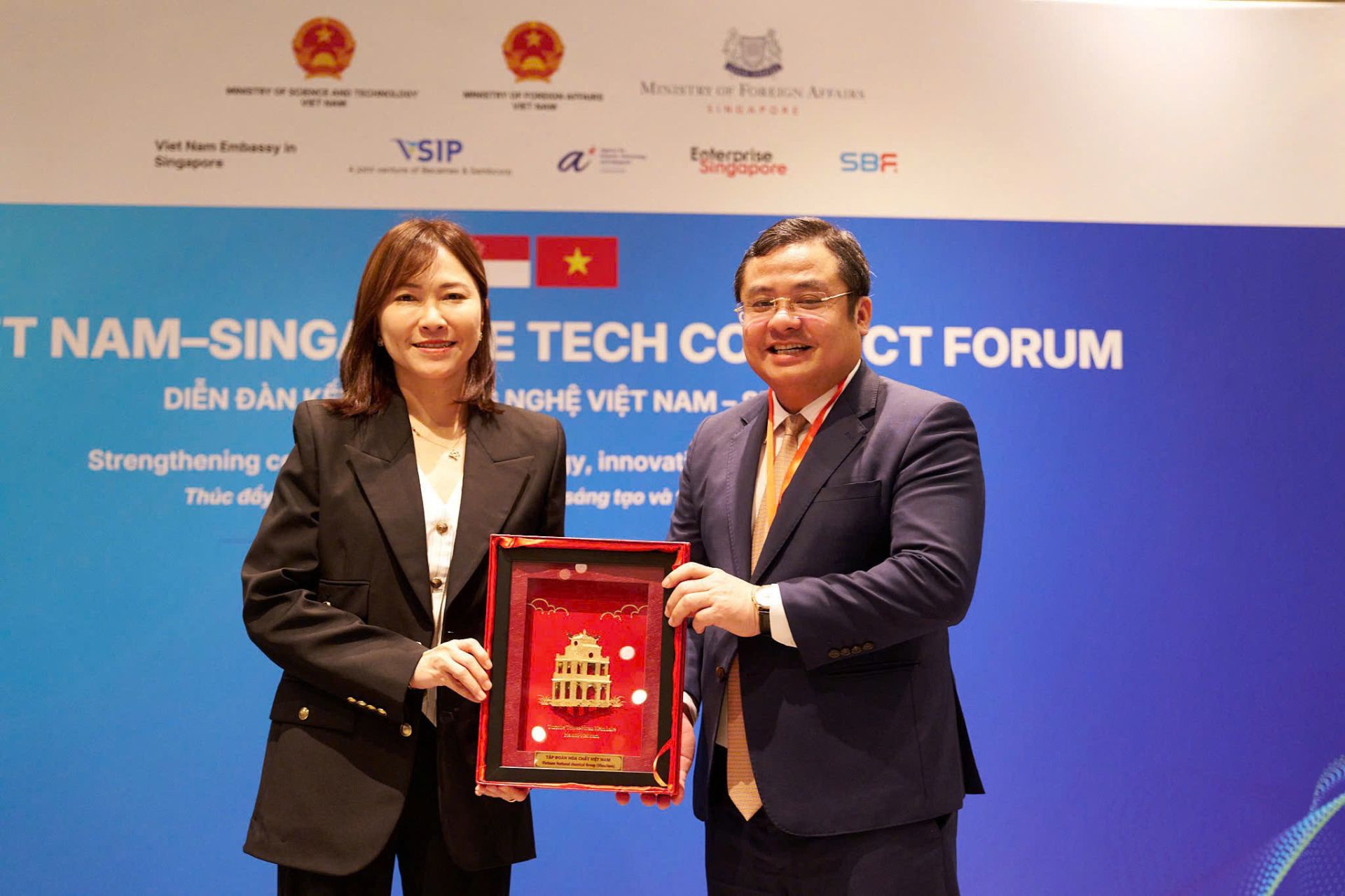 &Ocirc;ng Ph&ugrave;ng Quang Hiệp, Chủ tịch Hội đồng th&agrave;nh vi&ecirc;n Tập đo&agrave;n H&oacute;a chất Việt Nam (Vinachem) v&agrave; b&agrave; Levenza Toh, Ph&oacute; Chủ tịch Ng&agrave;nh Hương liệu, Nh&atilde;n h&agrave;ng ti&ecirc;u d&ugrave;ng khu vực Đ&ocirc;ng Nam &Aacute;, Nhật Bản v&agrave; H&agrave;n Quốc của Tập đo&agrave;n DSM-FIRMENICH đ&atilde; thực hiện trao Bi&ecirc;n bản ghi nhớ hợp t&aacute;c chiến lược (MOU) giữa hai tập đo&agrave;n