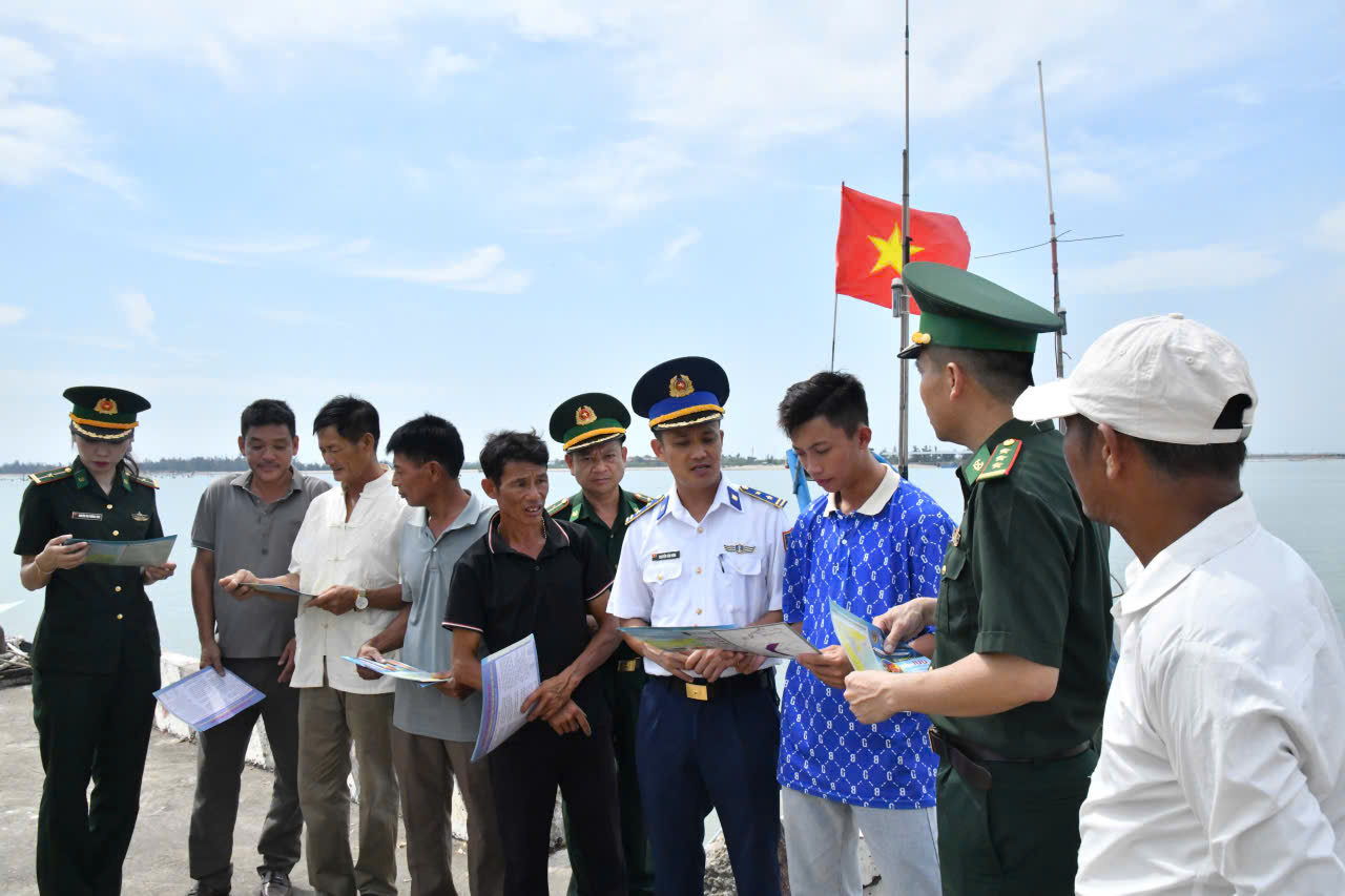 Bộ Tư lệnh Vùng Cảnh sát biển 1 đồng hành cùng ngư dân Nghệ An chống khai thác IUU