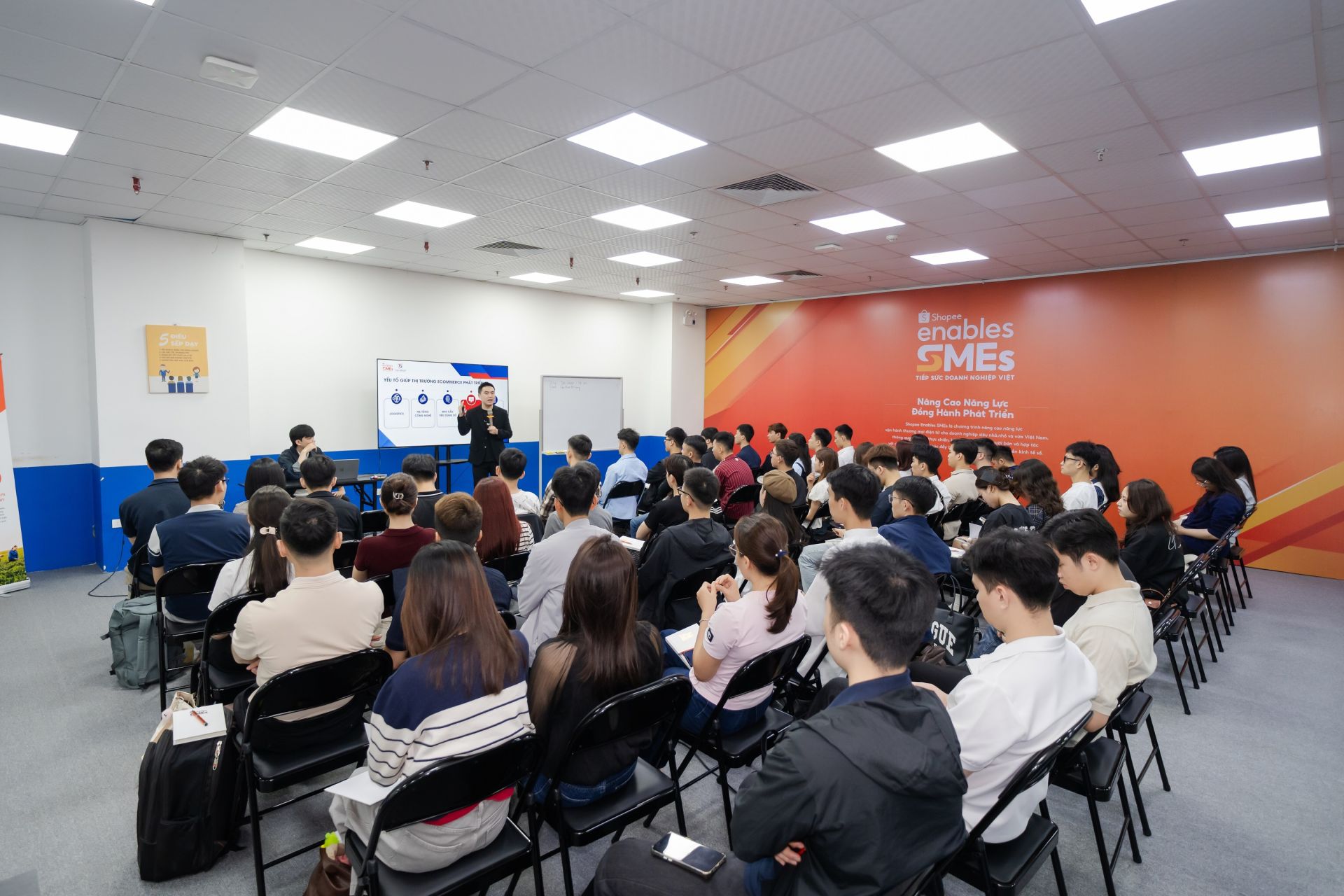 Từ các buổi đào tạo, nhà bán bắt đầu nhận ra những điểm cần cải thiện cho gian hàng TMĐT của doanh nghiệp. Từ các buổi đào tạo, nhà bán bắt đầu nhận ra những điểm cần cải thiện cho gian hàng TMĐT của doanh nghiệp.