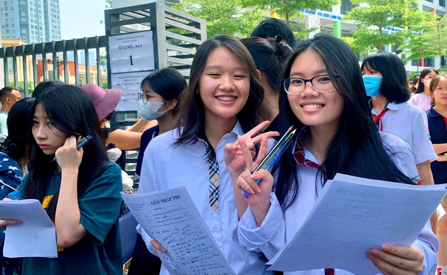 Sĩ tử Hà Nội tràn đầy tự tin bắt đầu môn thi ngữ văn vào lớp 10 Sĩ tử Hà Nội tràn đầy tự tin bắt đầu môn thi ngữ văn vào lớp 10