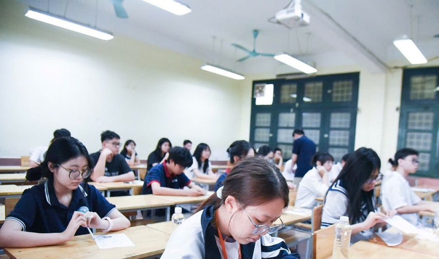Hà Nội gần 125.000 sĩ tử bước vào cuộc đua lớp 10, giải mã sức nóng từ những "con số biết nói"
