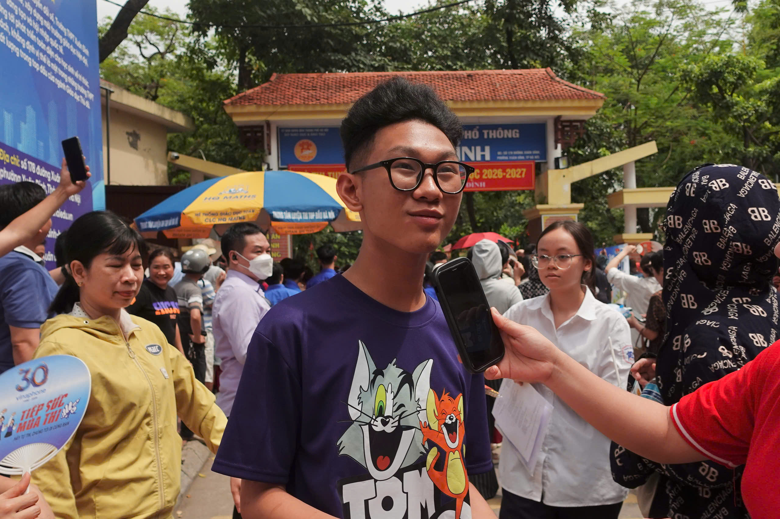 L&agrave; một trong những th&iacute; sinh đầu ti&ecirc;n bước ra khỏi ph&ograve;ng thi tại điểm thi Trường THPT Xu&acirc;n Đỉnh, em Gia Huy nhận x&eacute;t: &ldquo;Đề văn năm nay sử dụng ngữ liệu từ b&agrave;i thơ Trăng trong rừng v&agrave; những đứa trẻ của t&aacute;c giả Thanh Thảo, em thấy đề kh&aacute; vừa sức&rdquo;