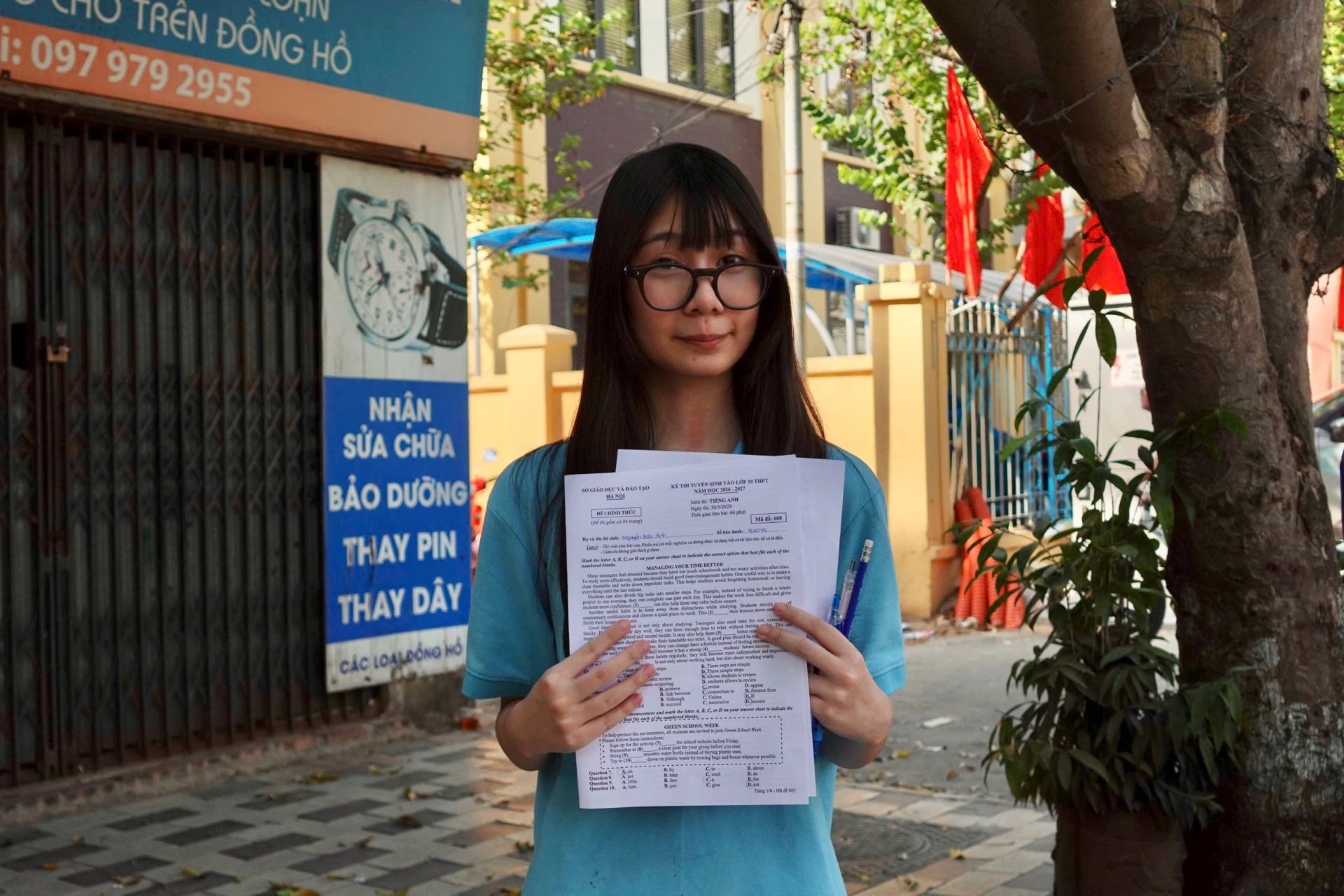 Th&iacute; sinh Nguyễn Bảo Anh, Trường THCS Xu&acirc;n La, tự tin sau khi ho&agrave;n th&agrave;nh b&agrave;i thi m&ocirc;n Ngoại ngữ