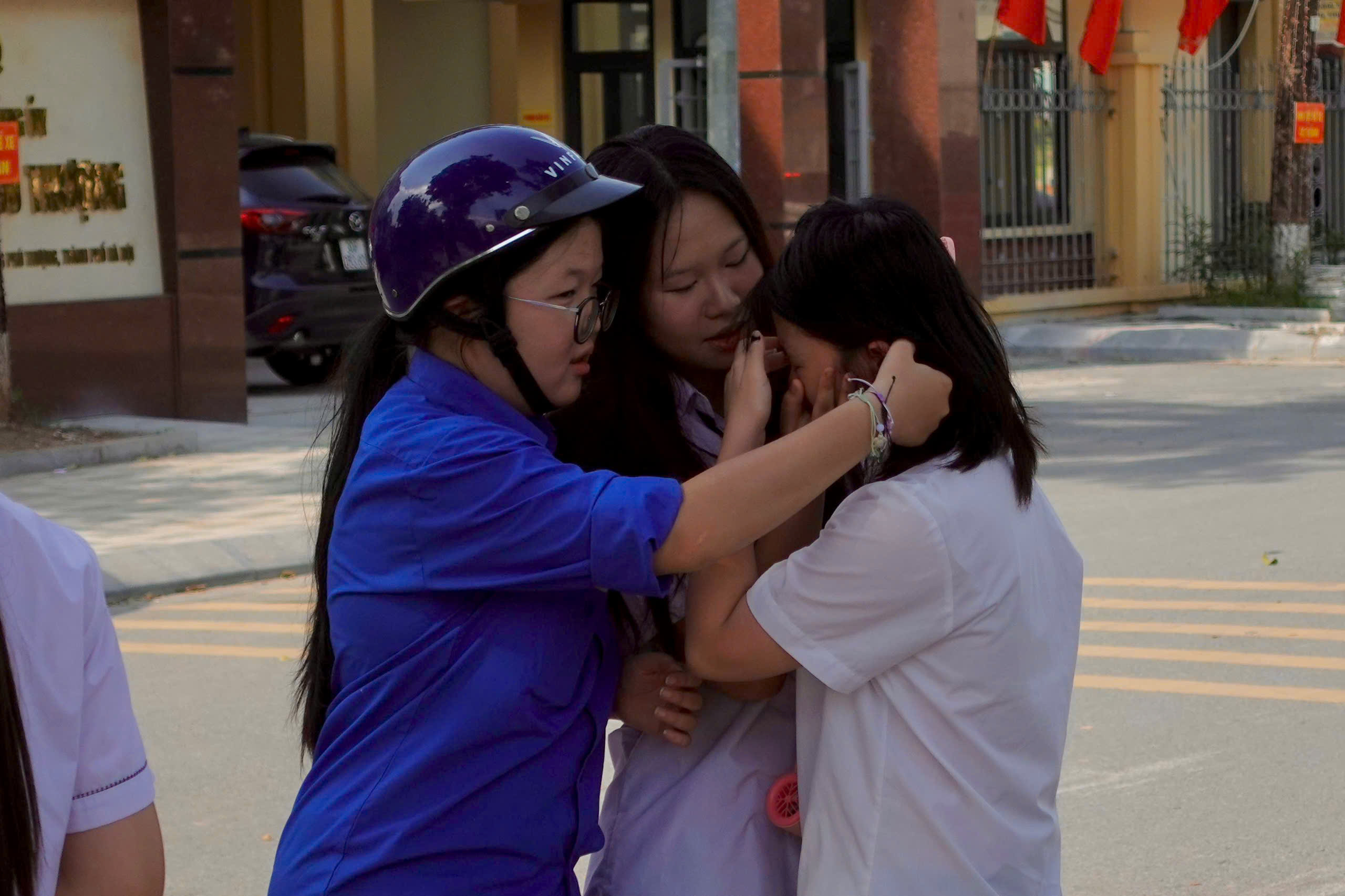 Đo&agrave;n vi&ecirc;n, thanh ni&ecirc;n v&agrave; lực lượng t&igrave;nh nguyện vi&ecirc;n động vi&ecirc;n th&iacute; sinh sau buổi thi tại điểm thi Trường THPT T&acirc;y Hồ