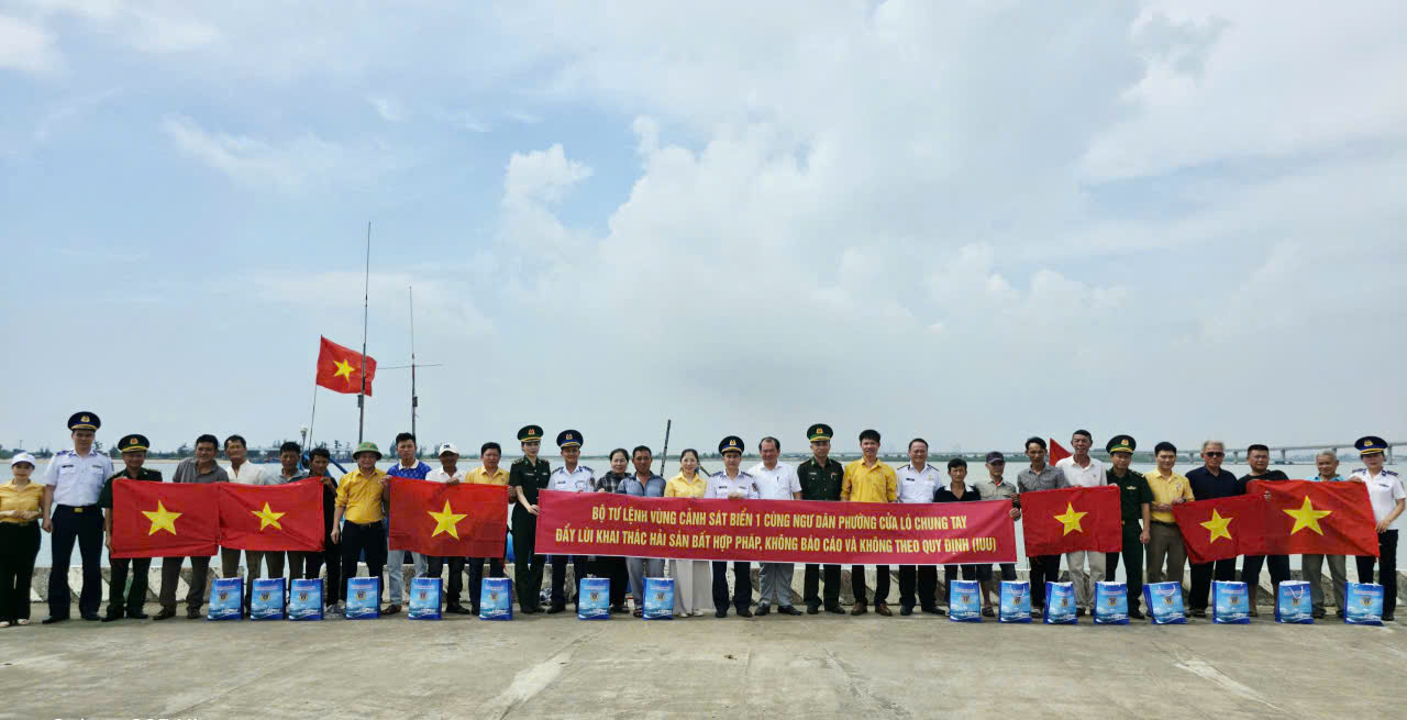 Bộ Tư lệnh V&ugrave;ng Cảnh s&aacute;t biển 1 tặng qu&agrave; v&agrave; cờ Tổ quốc cho ngư d&acirc;n.