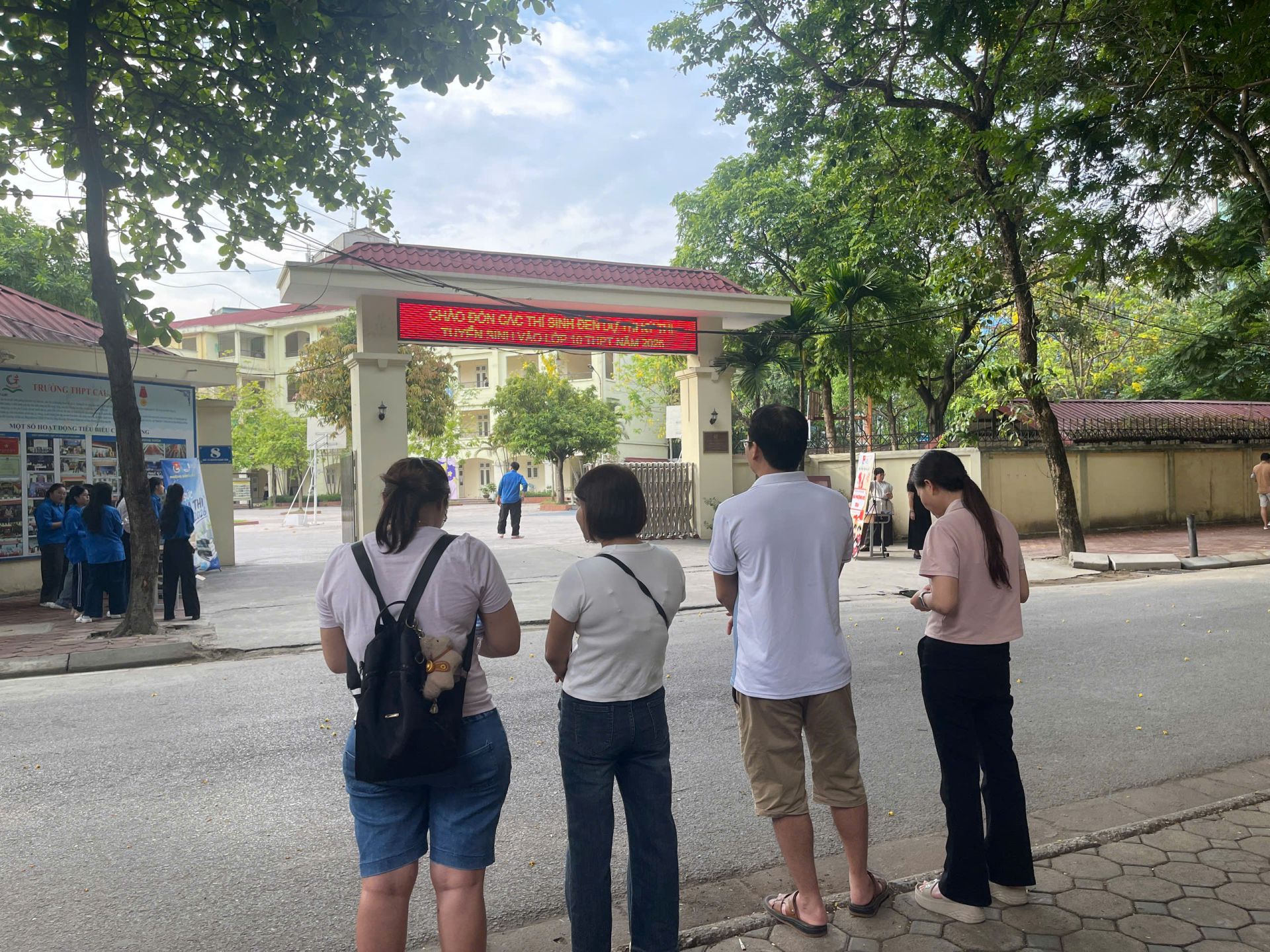 Ánh mắt dõi theo và sự chờ đợi lặng lẽ của phụ huynh trở thành nguồn động viên tinh thần cho các sĩ tử. Ánh mắt dõi theo và sự chờ đợi lặng lẽ của phụ huynh trở thành nguồn động viên tinh thần cho các sĩ tử.