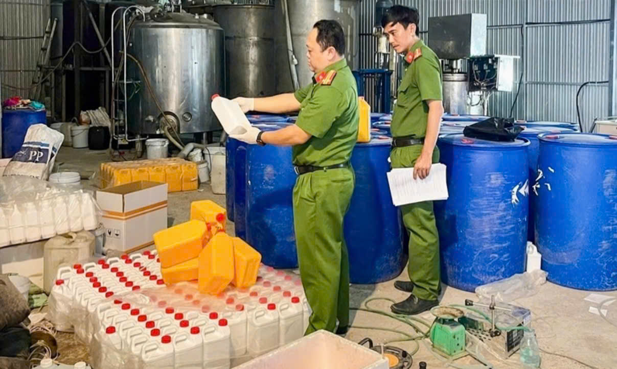 Cần Thơ: Phát hiện cơ sở sản xuất phân bón trái phép, thu giữ 516 can thành phẩm