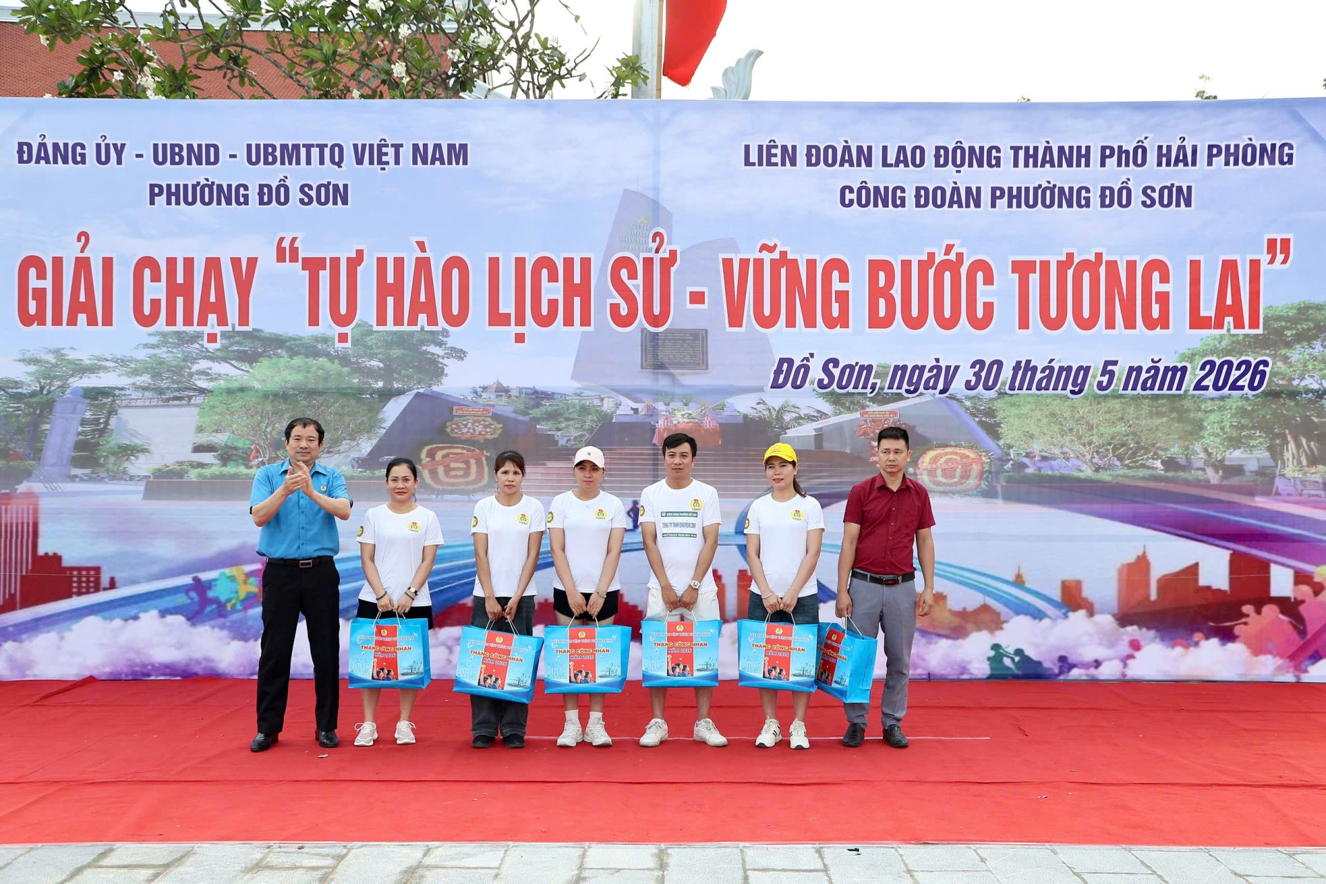 Li&ecirc;n đo&agrave;n Lao động th&agrave;nh phố d&agrave;nh tặng 06 suất qu&agrave; cho đo&agrave;n vi&ecirc;n, người lao động c&oacute; ho&agrave;n cảnh kh&oacute; khăn tr&ecirc;n địa b&agrave;n phường.