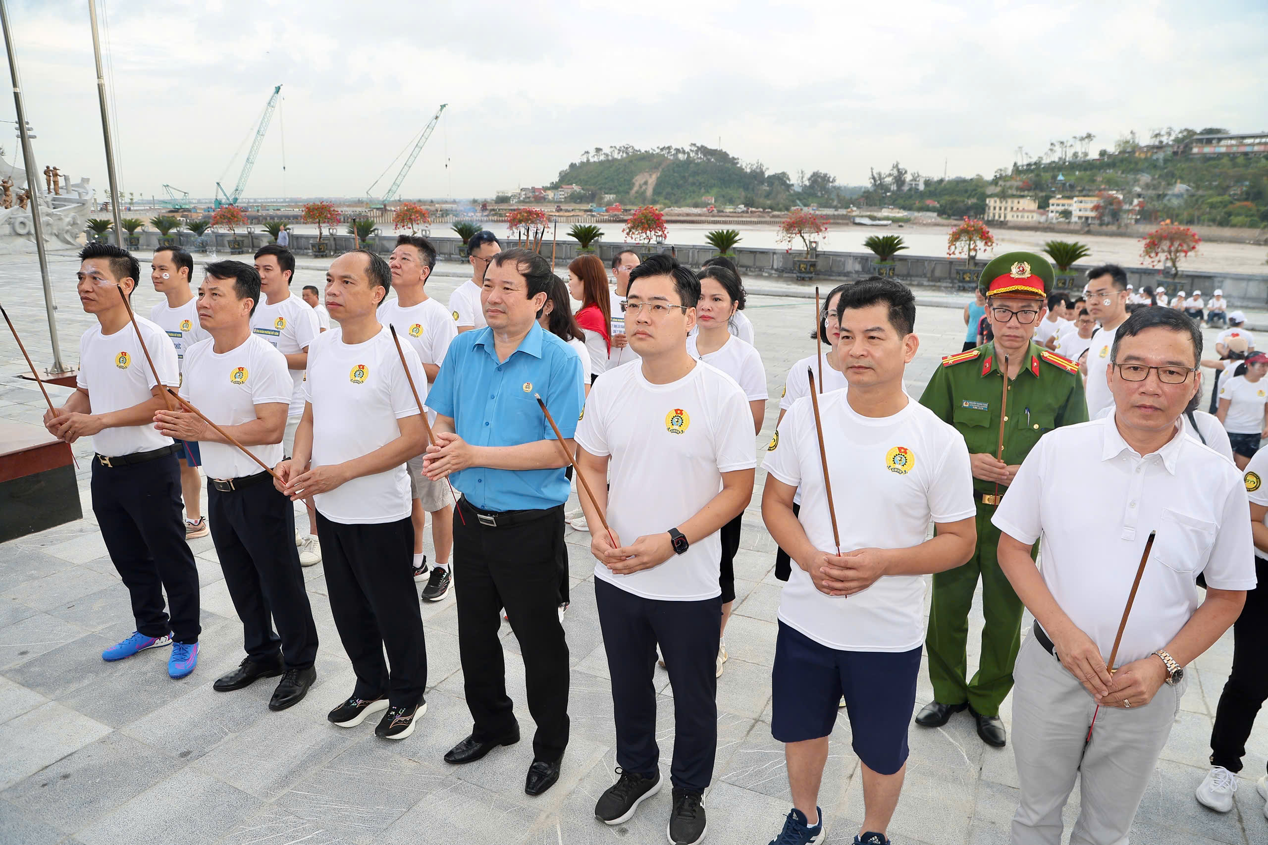 C&aacute;c đồng ch&iacute; l&atilde;nh đạo thực hiện nghi thức d&acirc;ng hương tại Di t&iacute;ch quốc gia đặc biệt Bến K15.