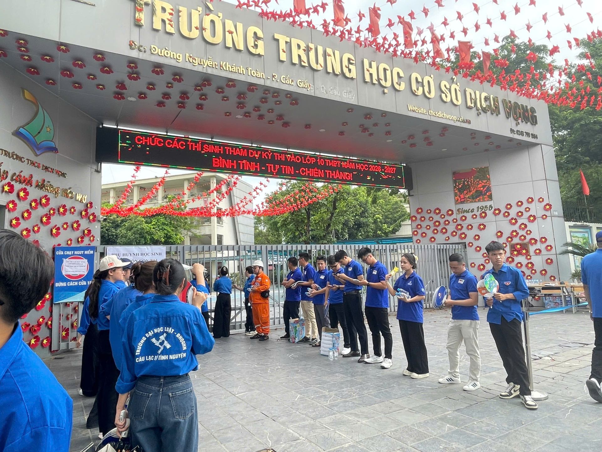 Lực lượng thanh niên tình nguyện hỗ trợ, phát nước uống cho thí sinh tại khu vực cổng trường. Lực lượng thanh niên tình nguyện hỗ trợ, phát nước uống cho thí sinh tại khu vực cổng trường.