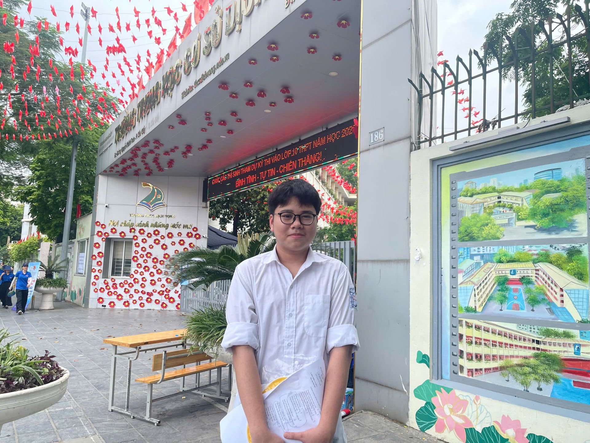 Em Nguyễn Tấn Nam, học sinh Trường THCS Dịch Vọng, chia sẻ cảm xúc sau khi hoàn thành môn Ngữ văn. Em Nguyễn Tấn Nam, học sinh Trường THCS Dịch Vọng, chia sẻ cảm xúc sau khi hoàn thành môn Ngữ văn.