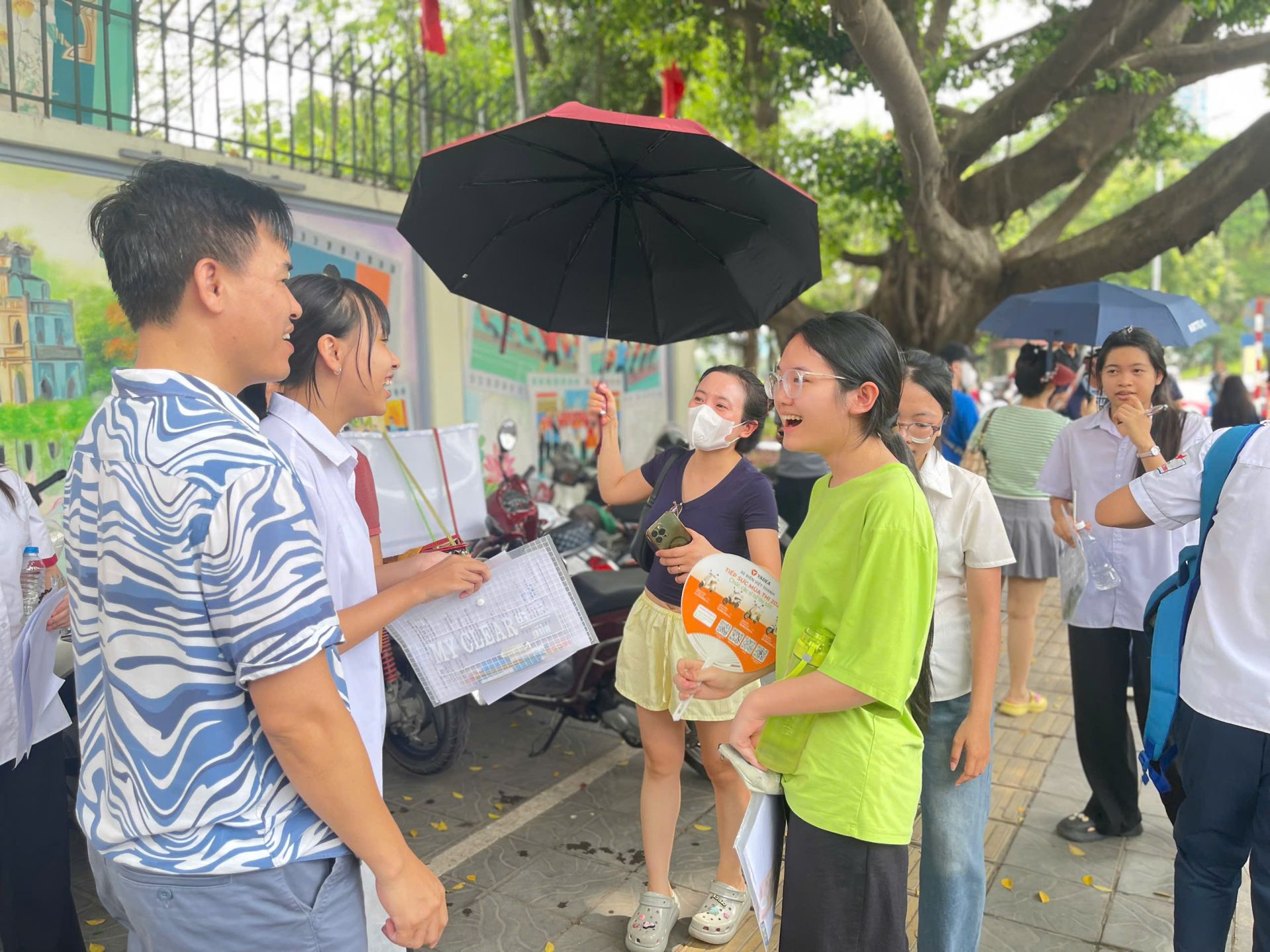 Môn Ngữ văn mở màn kỳ thi vào lớp 10: Thí sinh rời phòng thi với tâm trạng phấn khởi