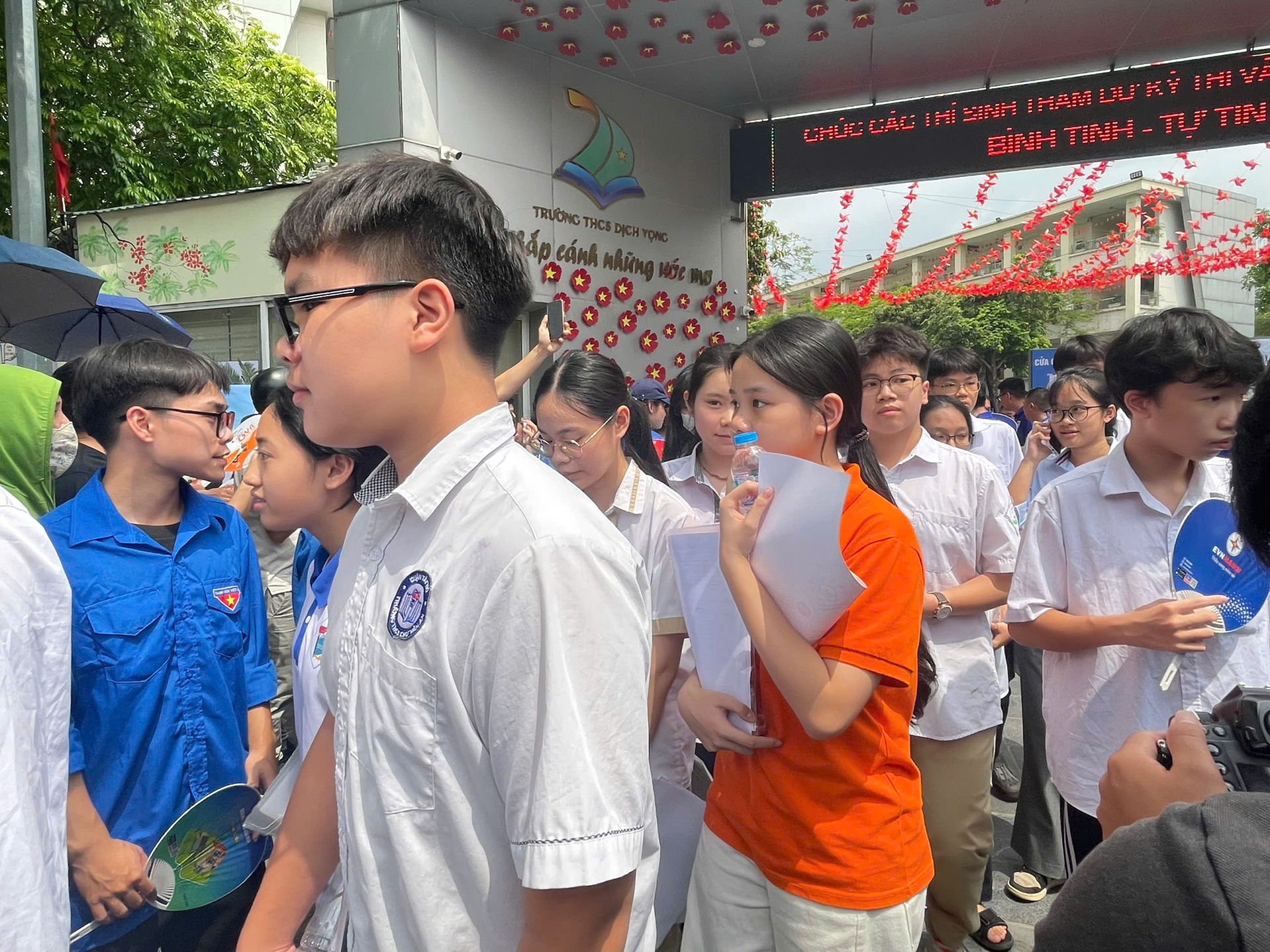 Một trong những thí sinh đầu tiên bước ra khỏi phòng thi tại điểm thi THCS Dịch Vọng. Một trong những thí sinh đầu tiên bước ra khỏi phòng thi tại điểm thi THCS Dịch Vọng.