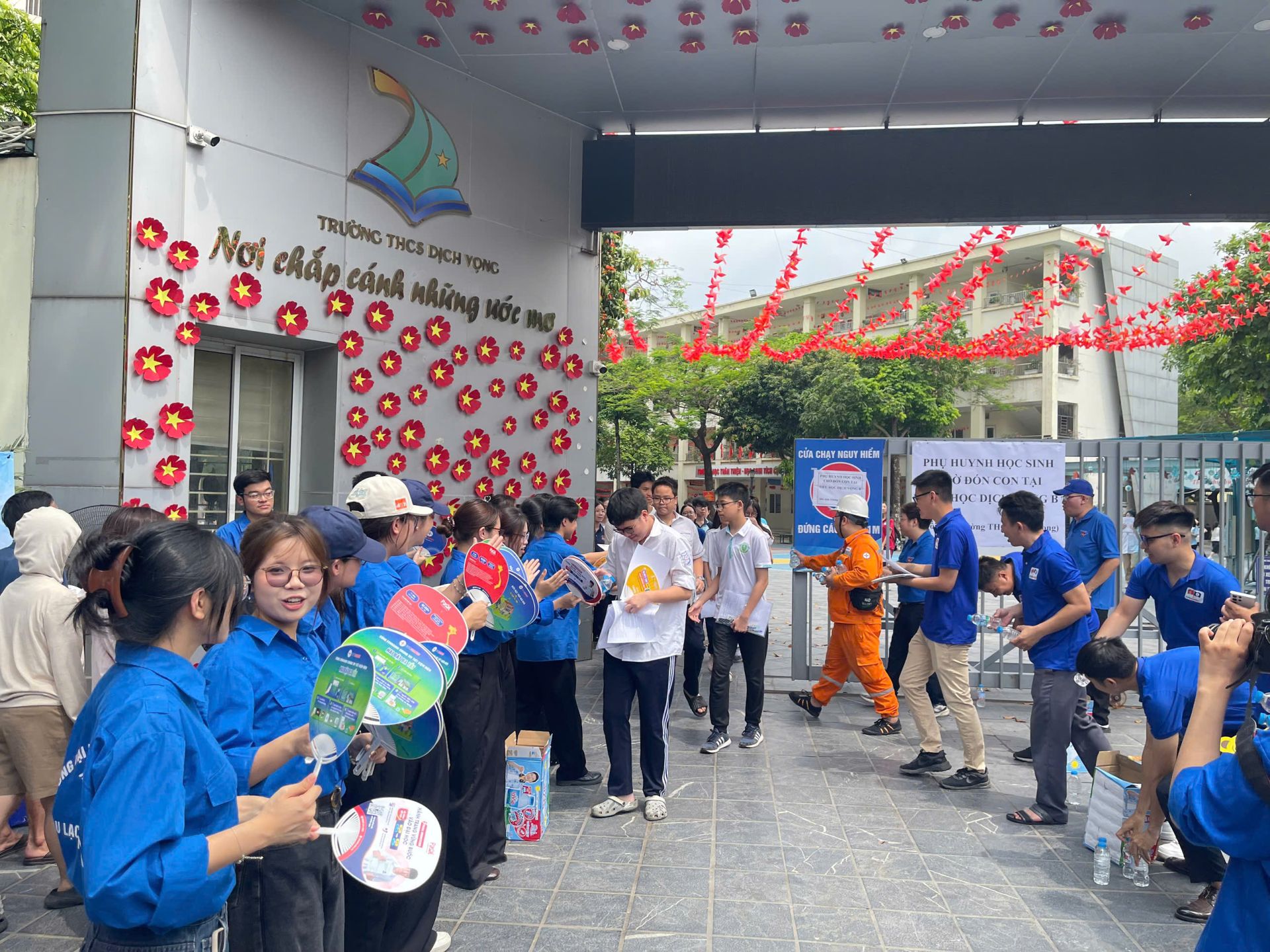 Lực lượng thanh niên tình nguyện hỗ trợ, phát nước uống cho thí sinh tại khu vực cổng trường. Lực lượng thanh niên tình nguyện hỗ trợ, phát nước uống cho thí sinh tại khu vực cổng trường.