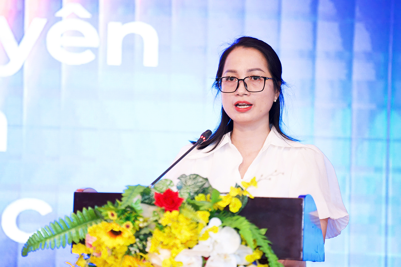 Bà Nguyễn Thị Lan, Phó Trưởng phòng Thông tin, Báo chí, Xuất bản - Sở Văn hóa, Thể thao và Du lịch báo cáo chuyên đề “Vai trò KOL trong quảng bá bản sắc địa phương và văn hóa ứng xử trên không gian mạng” Bà Nguyễn Thị Lan, Phó Trưởng phòng Thông tin, Báo chí, Xuất bản - Sở Văn hóa, Thể thao và Du lịch báo cáo chuyên đề “Vai trò KOL trong quảng bá bản sắc địa phương và văn hóa ứng xử trên không gian mạng”