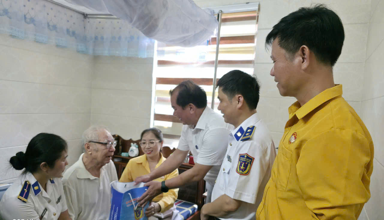 Đo&agrave;n c&ocirc;ng t&aacute;c thăm, tặng qu&agrave; gia đ&igrave;nh ch&iacute;nh s&aacute;ch tr&ecirc;n địa b&agrave;n phường Cửa L&ograve;.