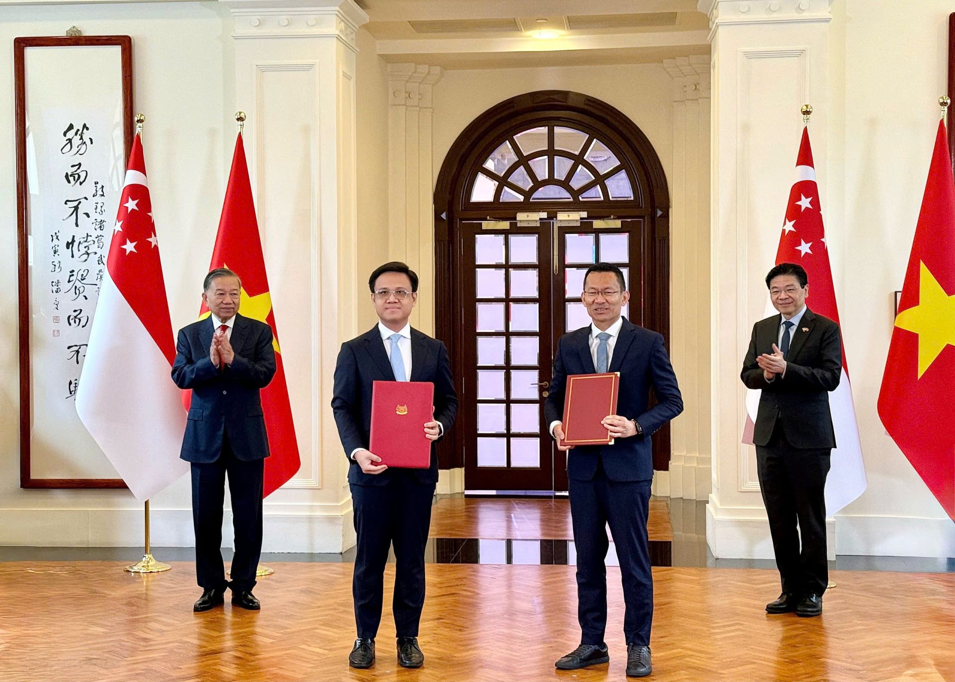 -H&igrave;nh 1 &ndash; 2 &ndash; 3: &Ocirc;ng Nguyễn Thế Duy, Đại biểu Quốc hội kh&oacute;a XVI, Ph&oacute; Chủ tịch HĐQT, ki&ecirc;m Ph&oacute; Tổng Gi&aacute;m đốc Tập đo&agrave;n Becamex v&agrave; L&atilde;nh đạo Trung t&acirc;m T&aacute;i sản xuất v&agrave; C&ocirc;ng nghệ ti&ecirc;n tiến (ARTC) thuộc Cơ quan Khoa học, C&ocirc;ng nghệ v&agrave; Nghi&ecirc;n cứu Singapore (A*STAR) k&yacute; kết bi&ecirc;n bản ghi nhớ (MOU) th&agrave;nh lập Trung t&acirc;m Nghi&ecirc;n cứu Sản xuất ti&ecirc;n tiến Việt Nam (VAMRC) trong hệ sinh th&aacute;i Khu c&ocirc;ng nghiệp Việt Nam - Singapore (VSIP)