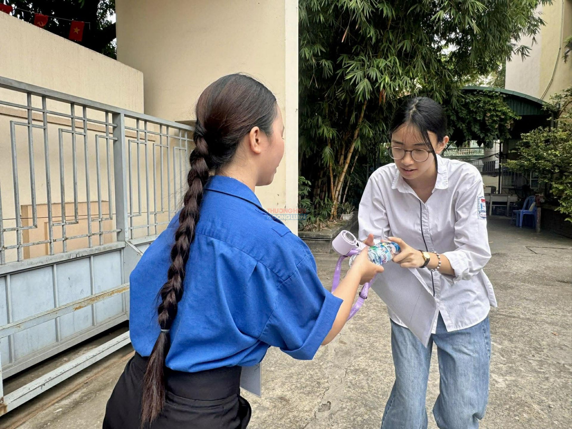 Dưới thời tiết nắng nóng đầu hè, lực lượng tình nguyện viên tại điểm thi Trường THPT Xuân Đỉnh liên tục hỗ trợ nước uống và hướng dẫn phụ huynh, thí sinh, tạo hình ảnh đẹp trong mùa thi lớp 10 năm nay. Dưới thời tiết nắng nóng đầu hè, lực lượng tình nguyện viên tại điểm thi Trường THPT Xuân Đỉnh liên tục hỗ trợ nước uống và hướng dẫn phụ huynh, thí sinh, tạo hình ảnh đẹp trong mùa thi lớp 10 năm nay.